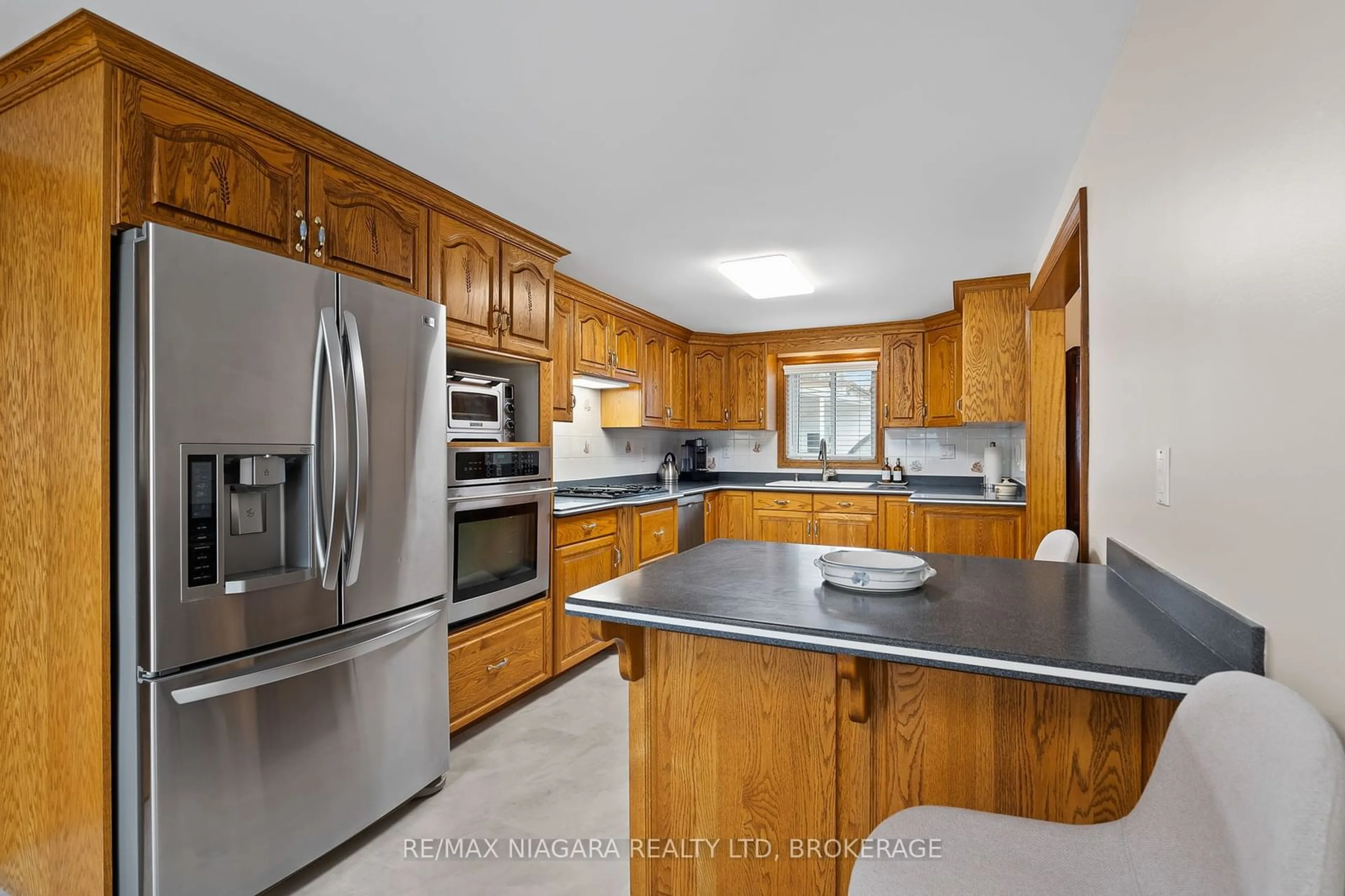 Standard kitchen, wood floors for 51 Ramey Ave, Port Colborne Ontario L3K 2L2