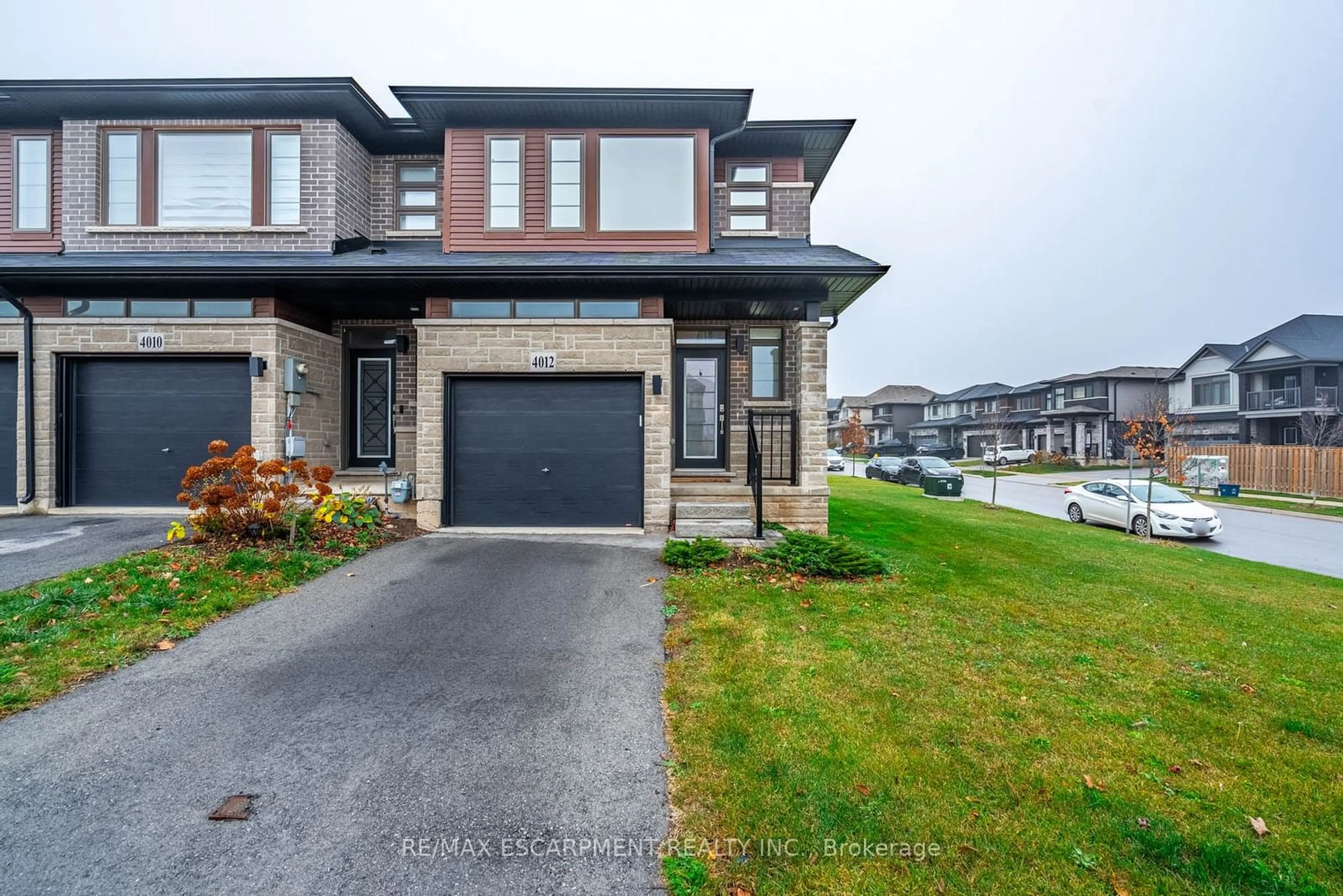 A pic from exterior of the house or condo, the street view for 4012 Crown St, Lincoln Ontario L3J 0S3