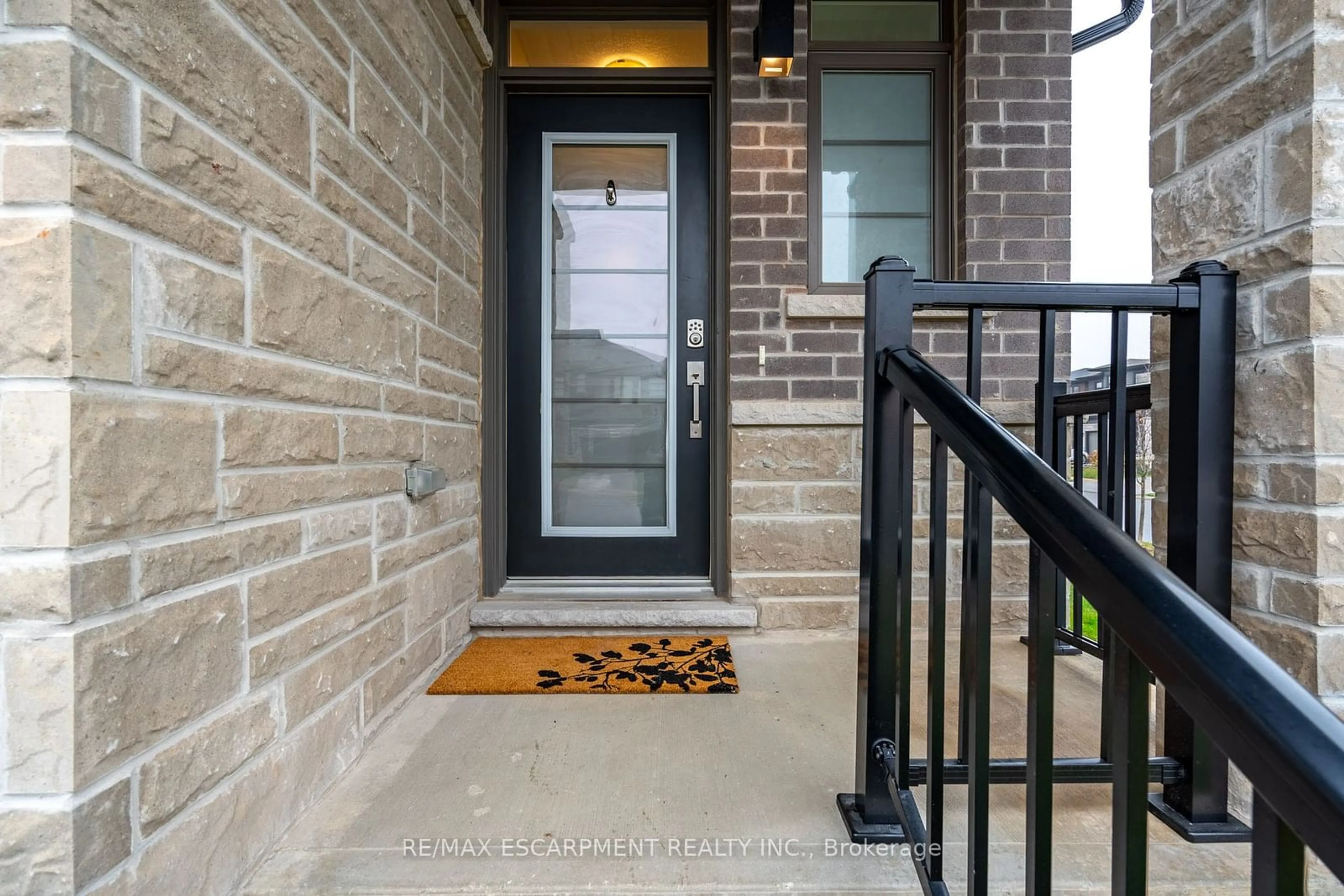 Indoor entryway, cement floor for 4012 Crown St, Lincoln Ontario L3J 0S3