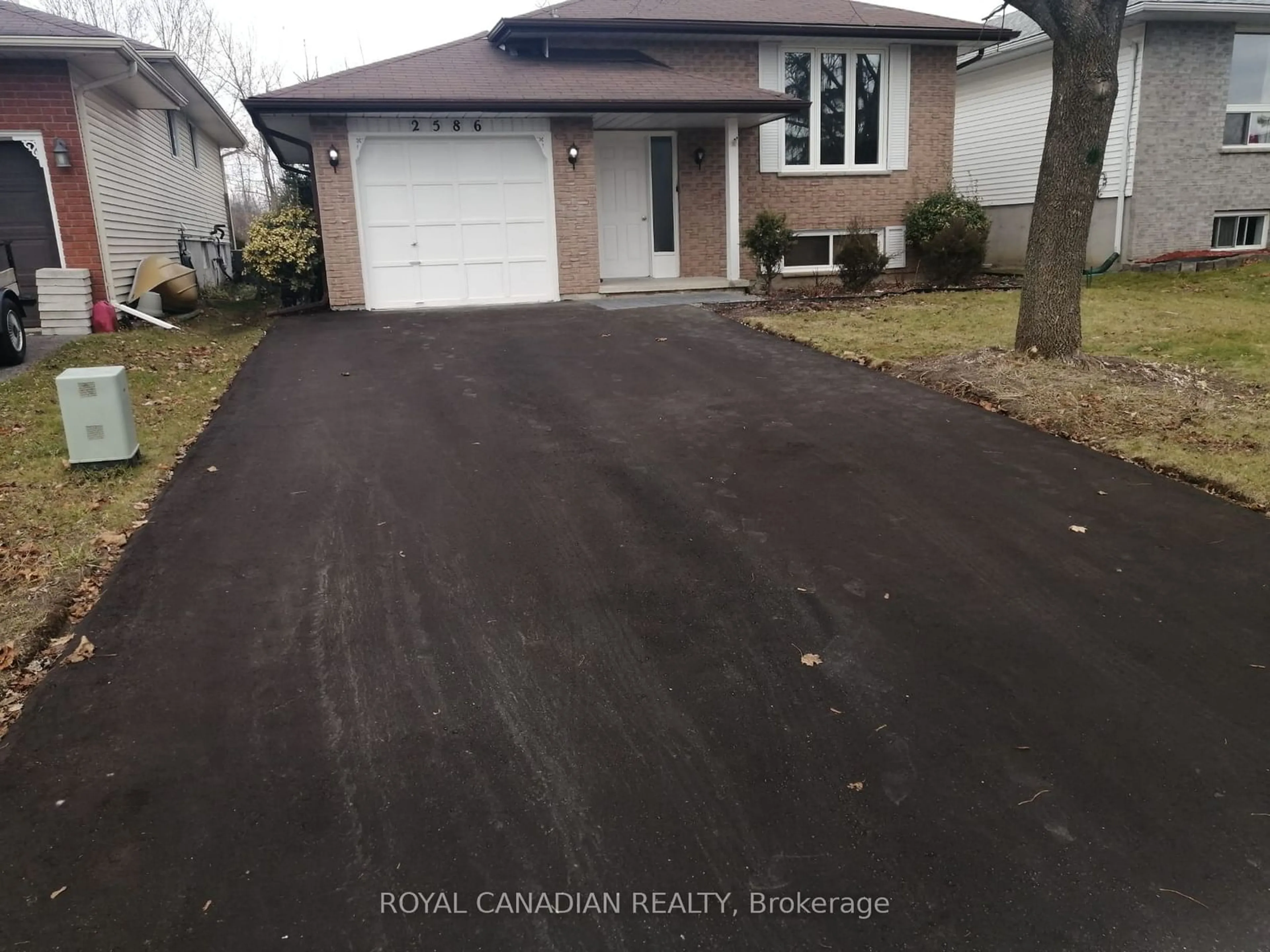 Frontside or backside of a home, the street view for 2586 Foxmeadow Rd, Peterborough Ontario K9L 1X2