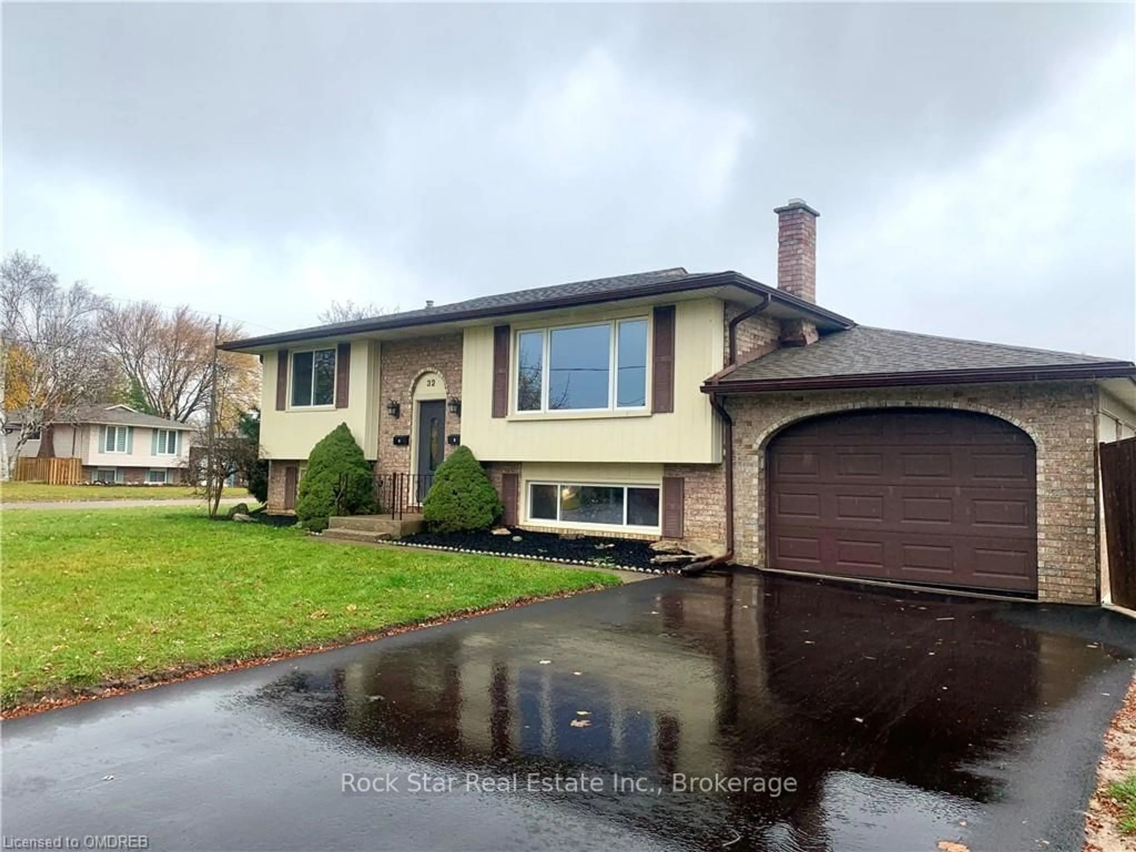 Frontside or backside of a home, the street view for 32 BENDINGROAD Cres, St. Catharines Ontario L2N 5R5