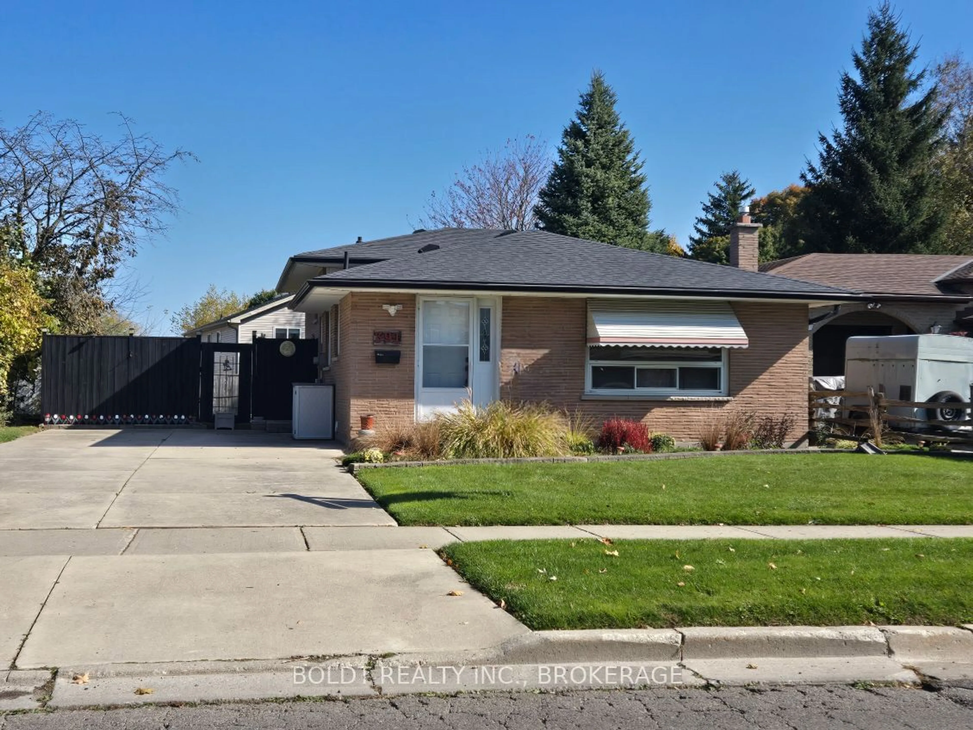 Frontside or backside of a home, the street view for 391 Hudson Dr, London Ontario N5V 1E4