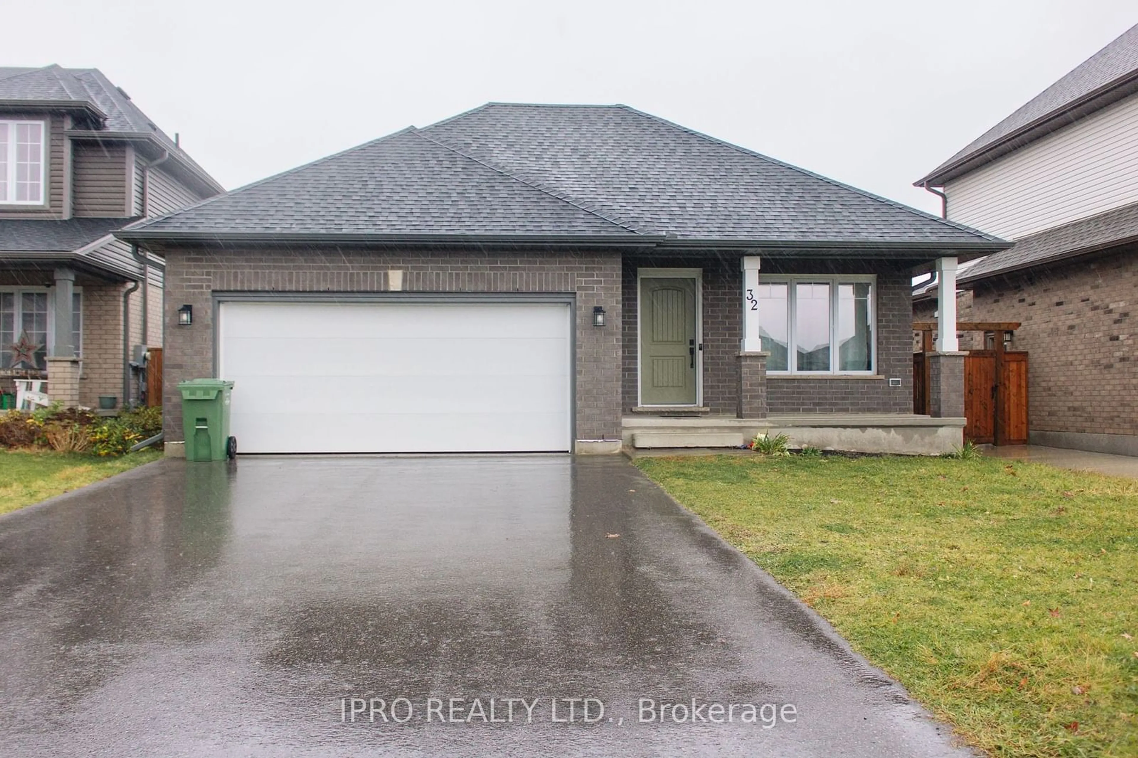 Frontside or backside of a home, the street view for 32 Ambrosia Path, St. Thomas Ontario N5R 0J8