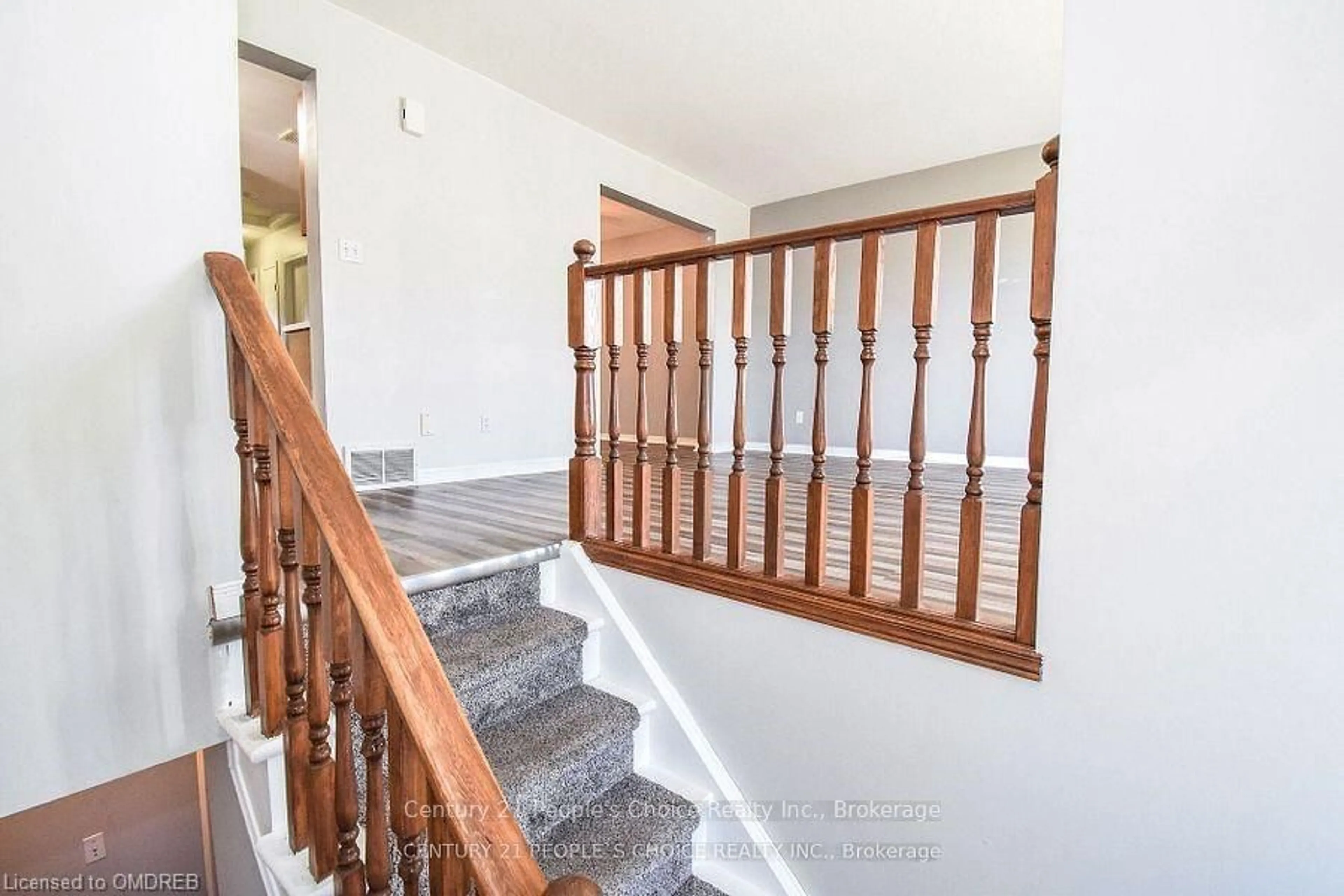 Stairs for 5716 DEERBROOK St, Niagara Falls Ontario L2G 7V6