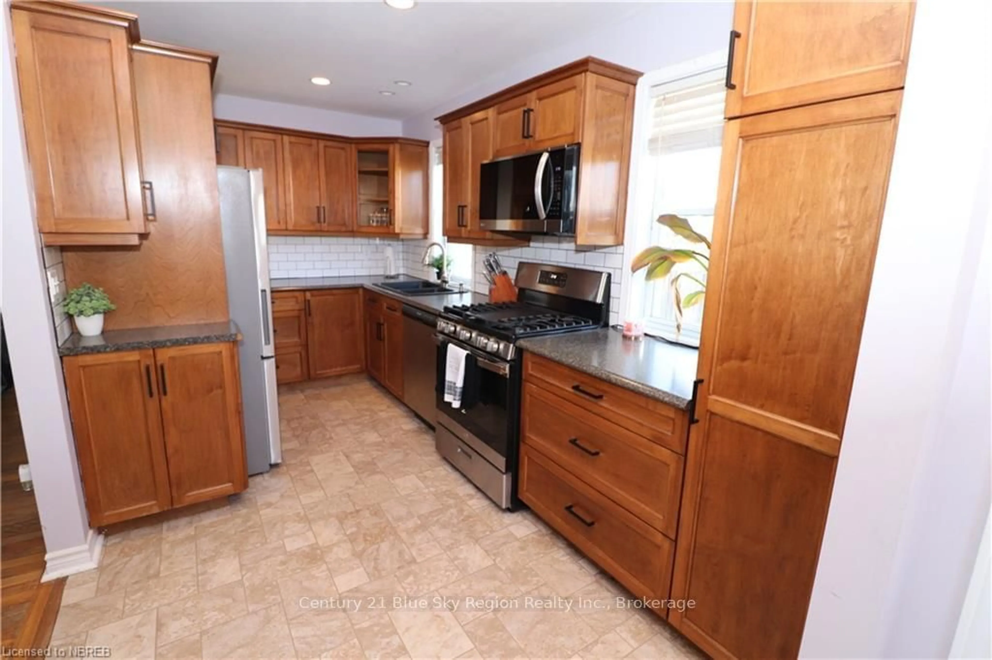 Kitchen, wood floors, cottage for 933 PHILLIP St, North Bay Ontario P1B 3V8