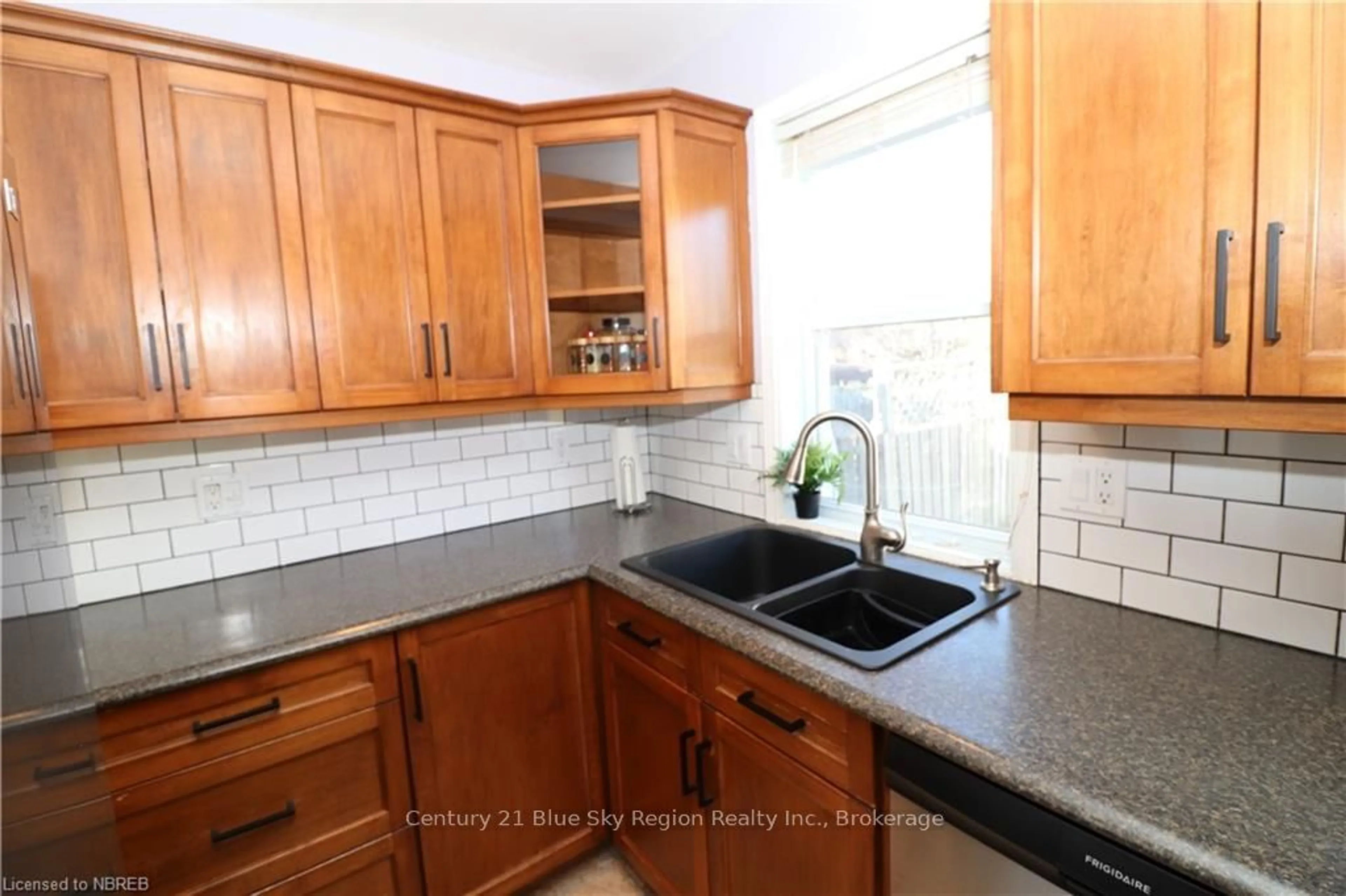 Standard kitchen for 933 PHILLIP St, North Bay Ontario P1B 3V8