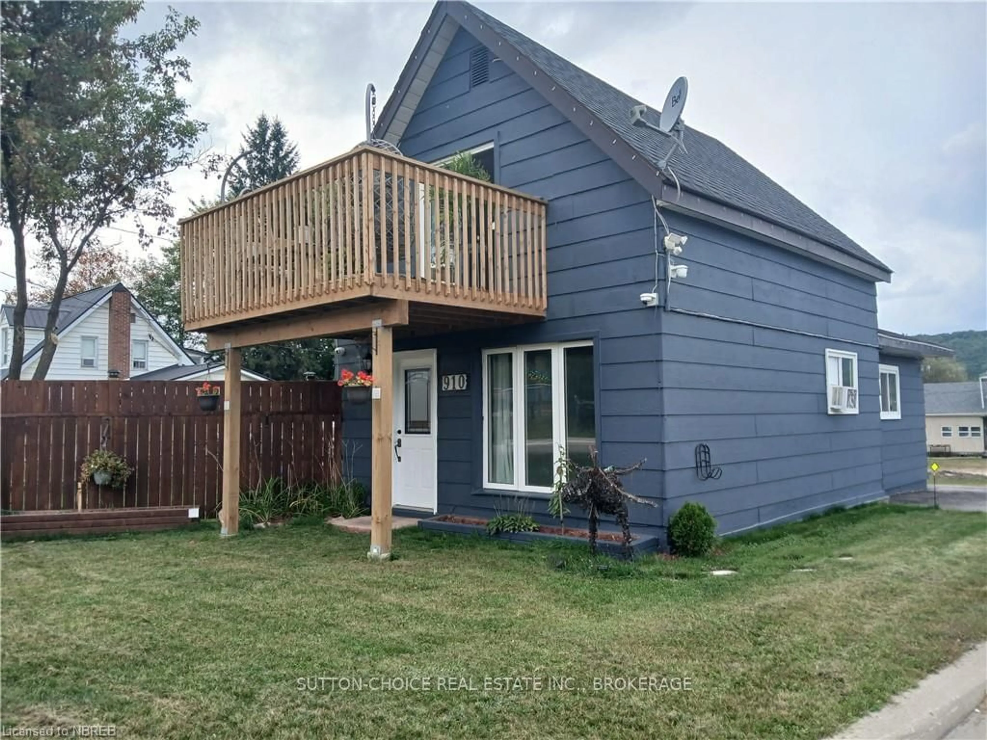 Frontside or backside of a home, the fenced backyard for 910 JOHN St, Mattawa Ontario P0H 1V0