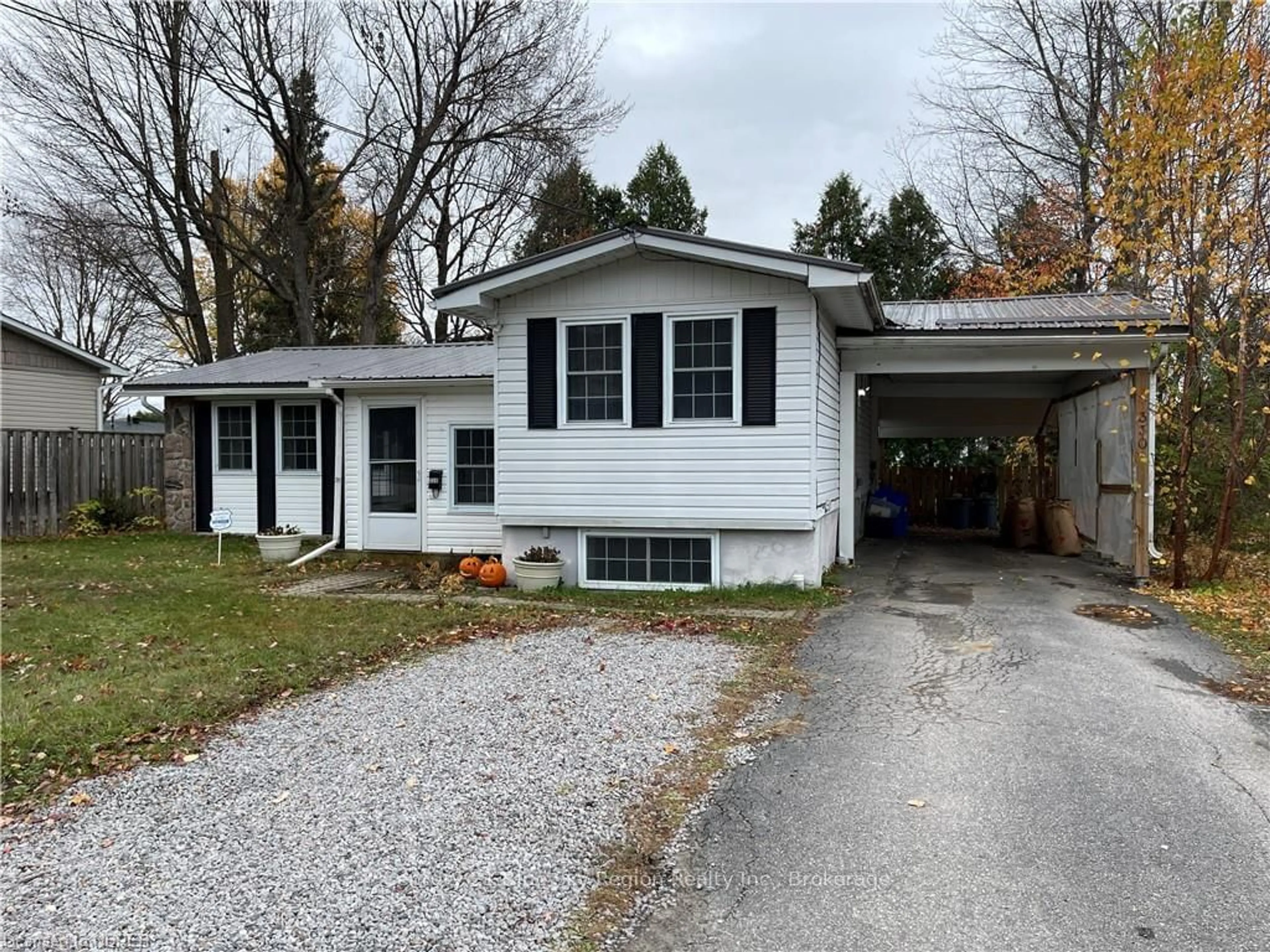 Frontside or backside of a home, cottage for 330 JUSTIN St, North Bay Ontario P1B 5J9