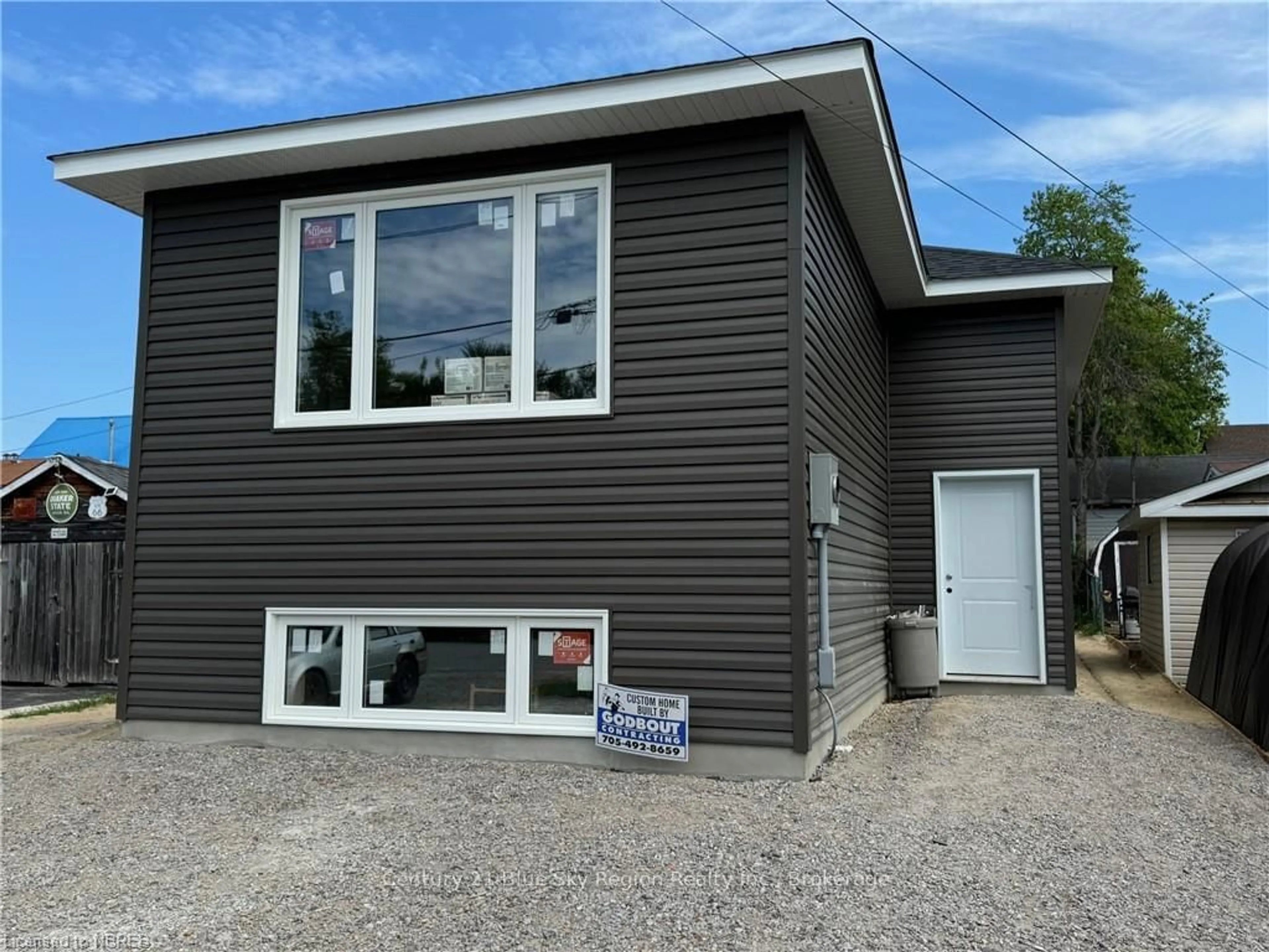 Home with vinyl exterior material for 1556 FRASER St, North Bay Ontario P1B 3Z2