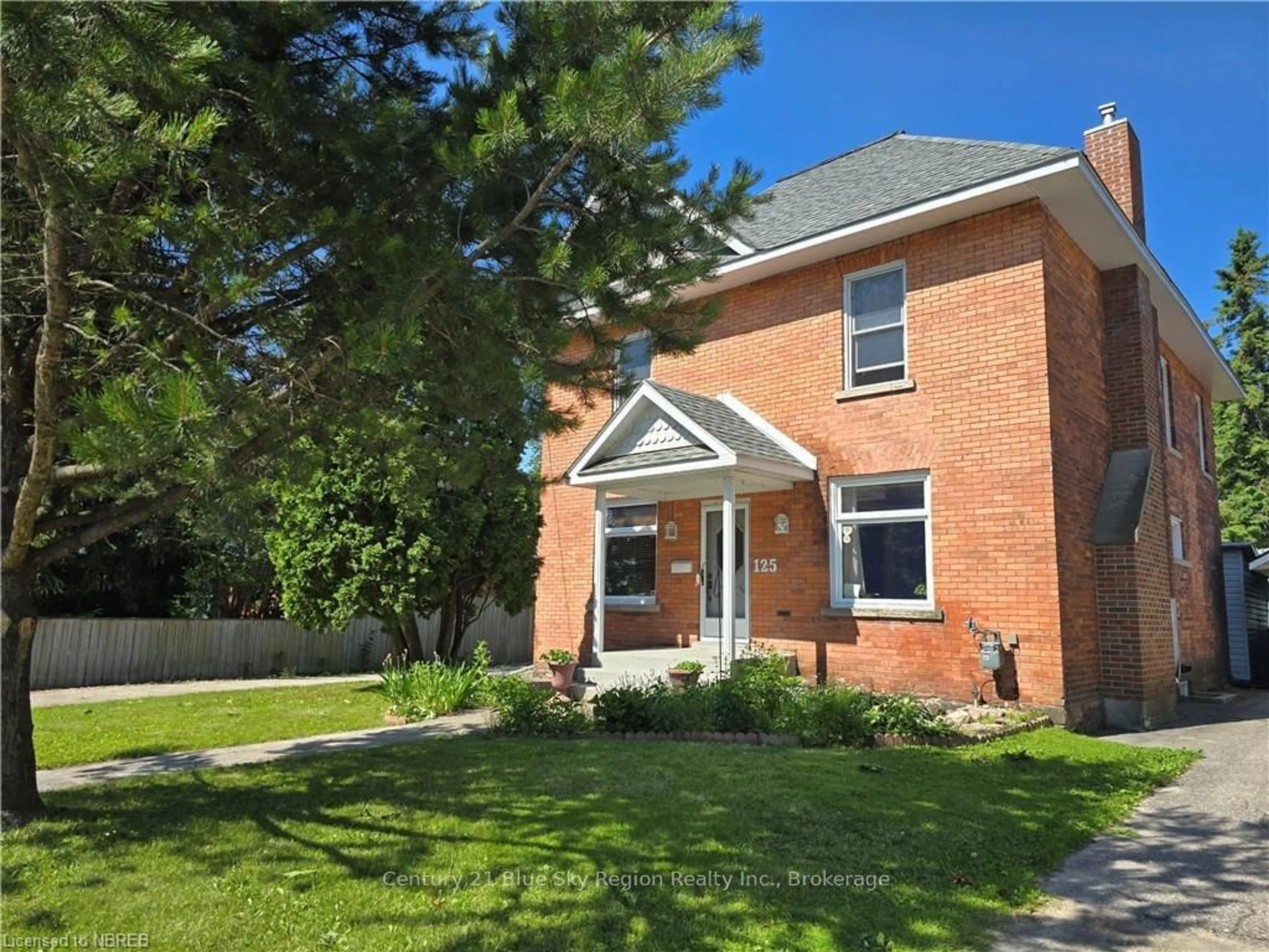 Home with brick exterior material for 125 MAIN St Ontario P2B 1N6