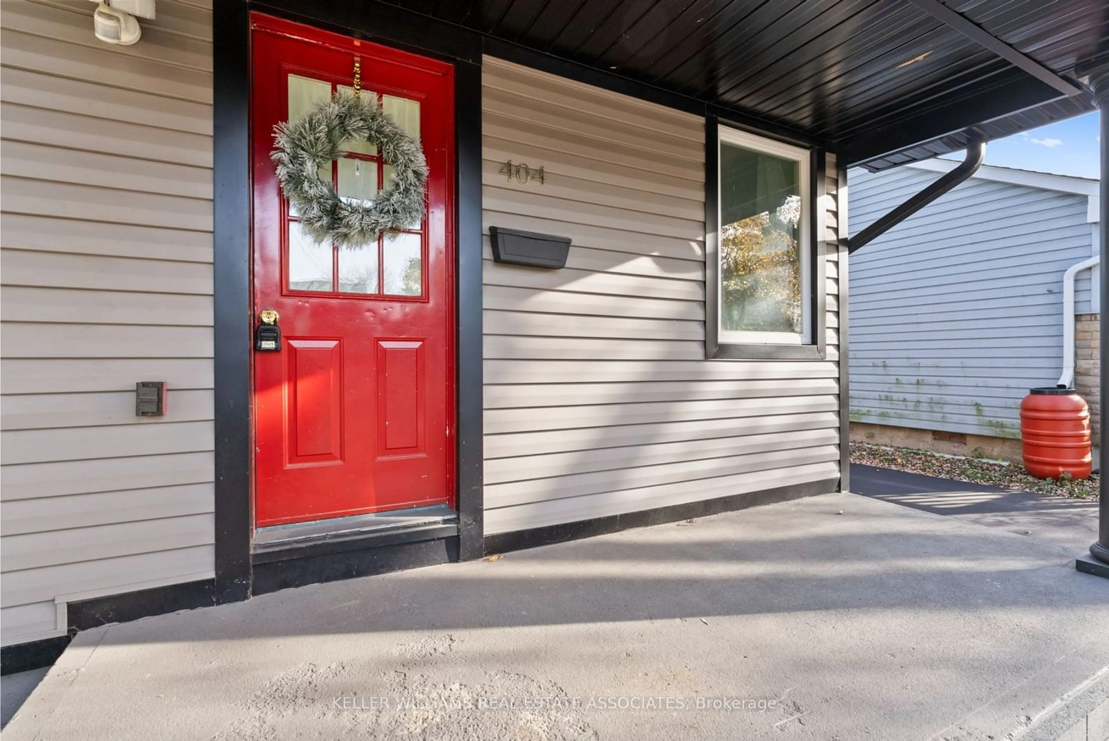 Indoor entryway, wood floors for 404 Tragina Ave, Hamilton Ontario L8H 5E5