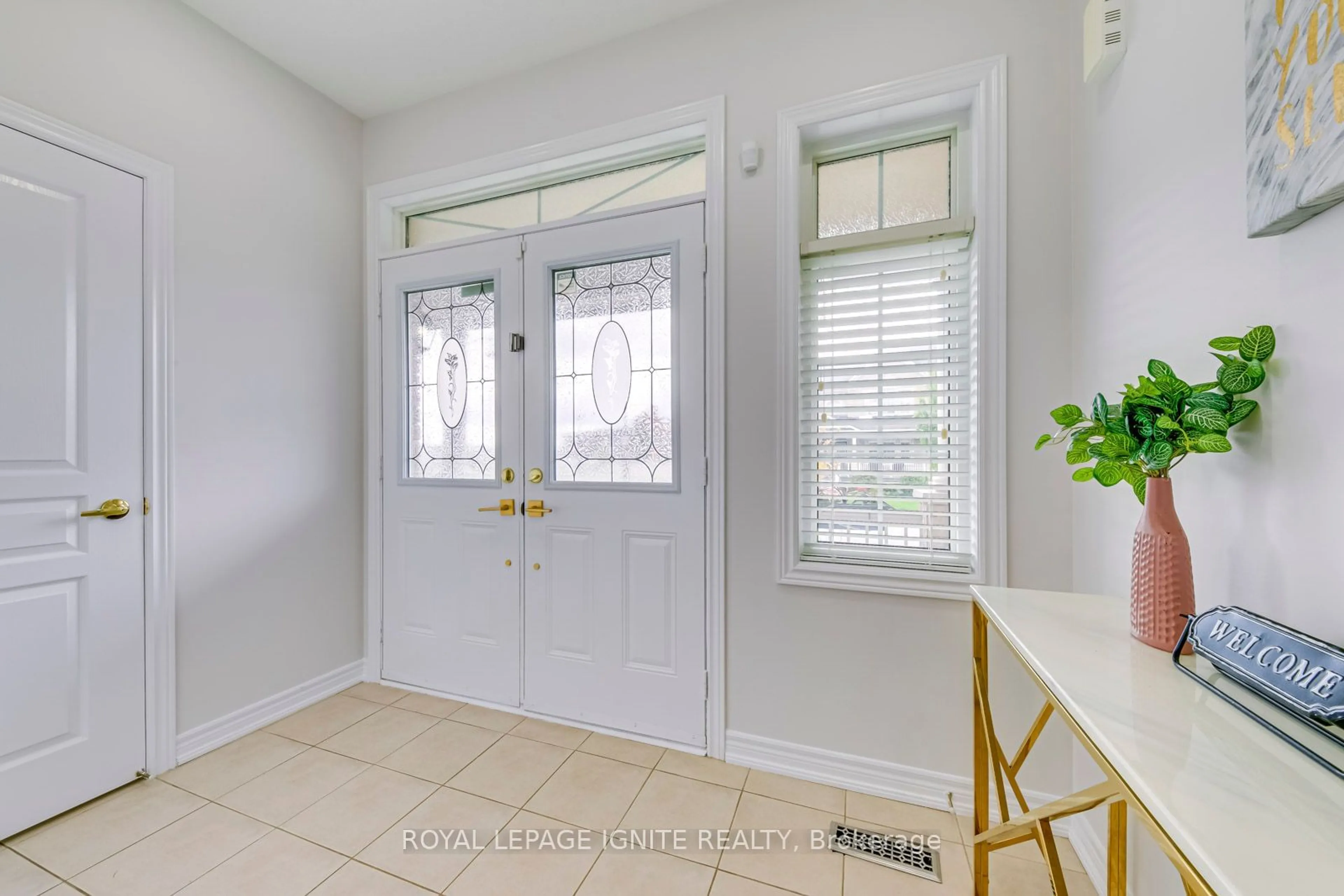 Indoor entryway, wood floors for 199 Mcknight Ave, Hamilton Ontario L8B 0R4