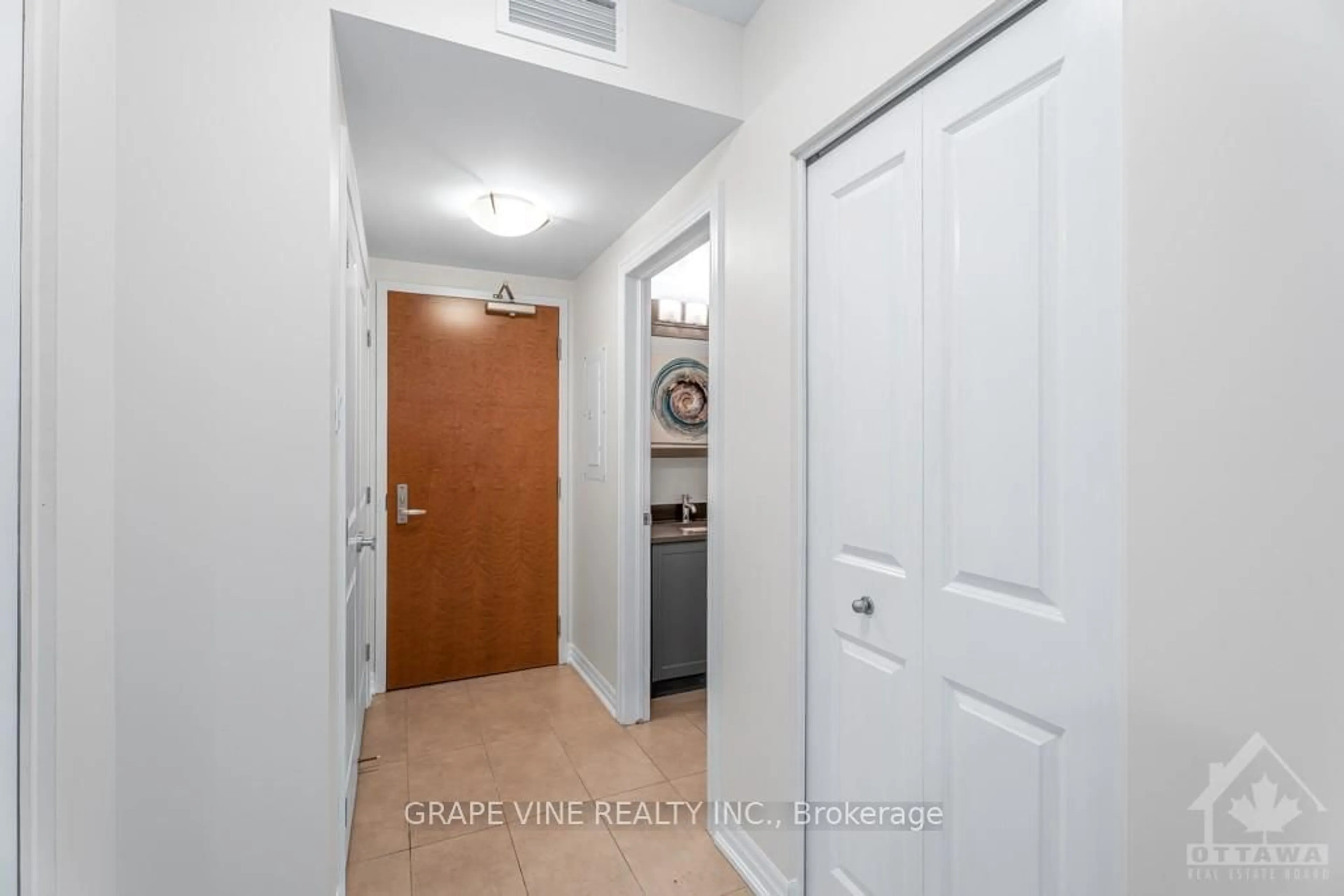 Indoor entryway, not visible floor for 195 BESSERER St #2408, Lower Town - Sandy Hill Ontario K1N 0B6