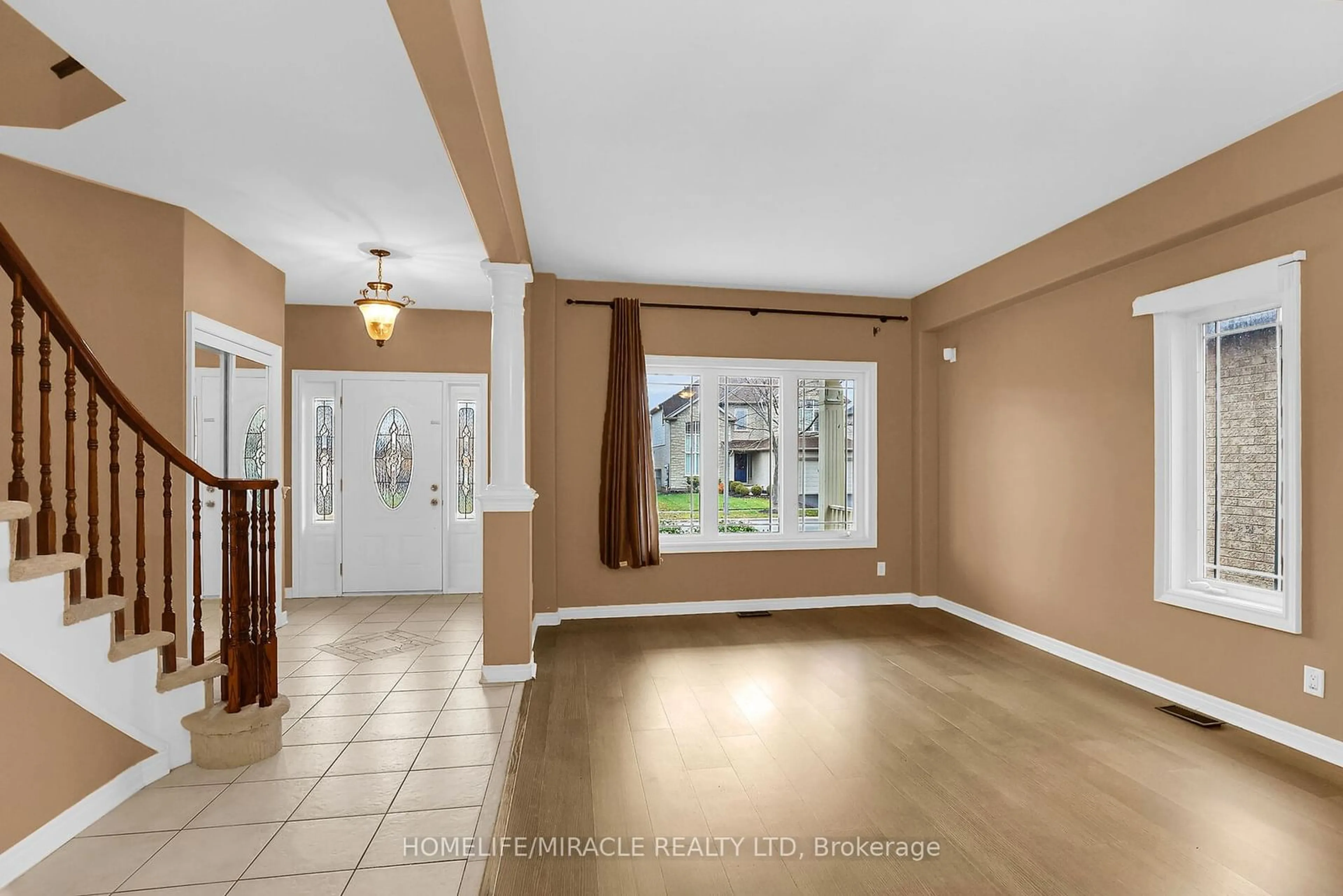 Indoor foyer, wood floors for 53 Agincourt Cres, St. Catharines Ontario L2S 4B4