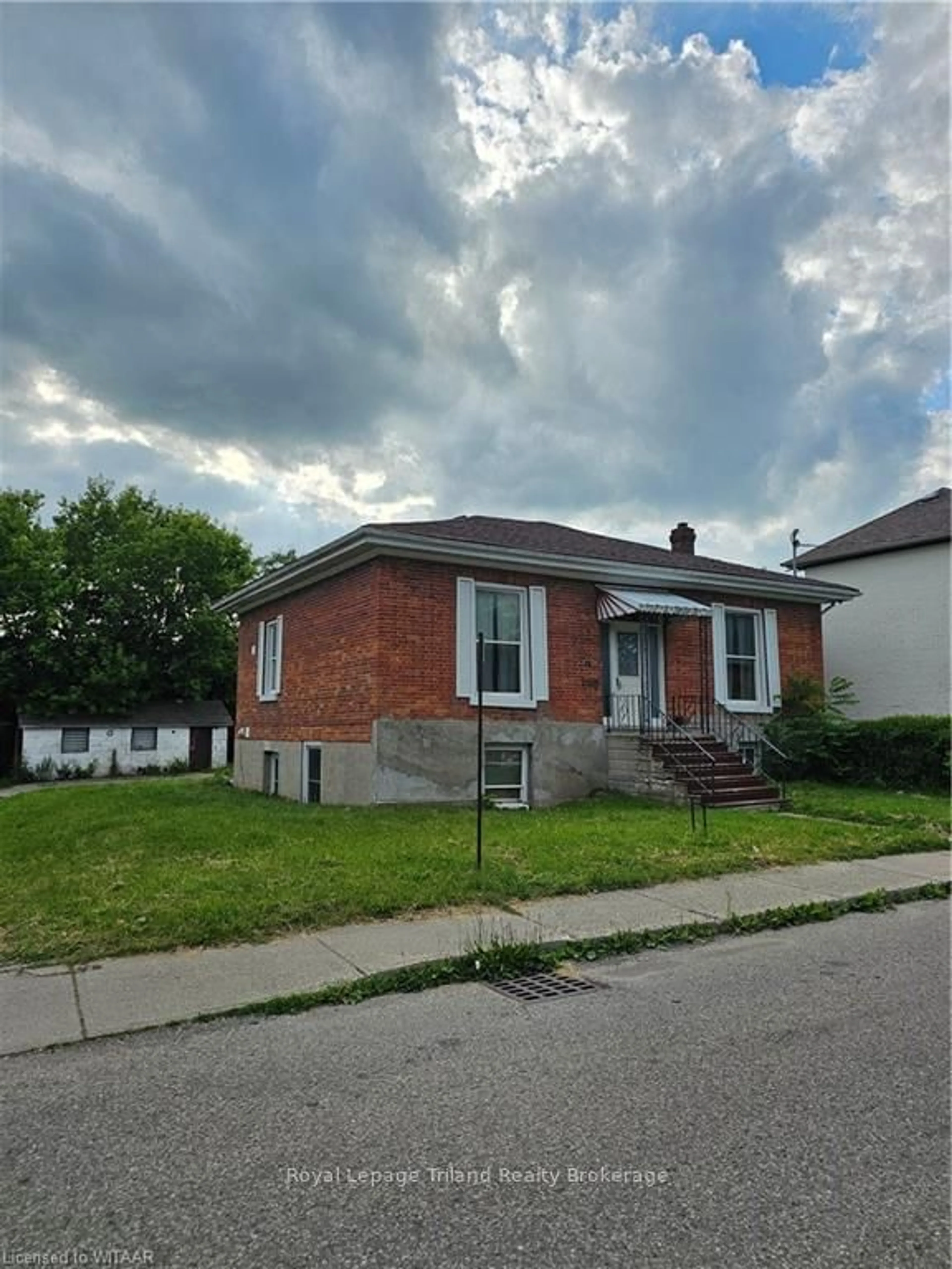 Frontside or backside of a home, the street view for 18 CHAPEL St, Woodstock Ontario N4S 3R1