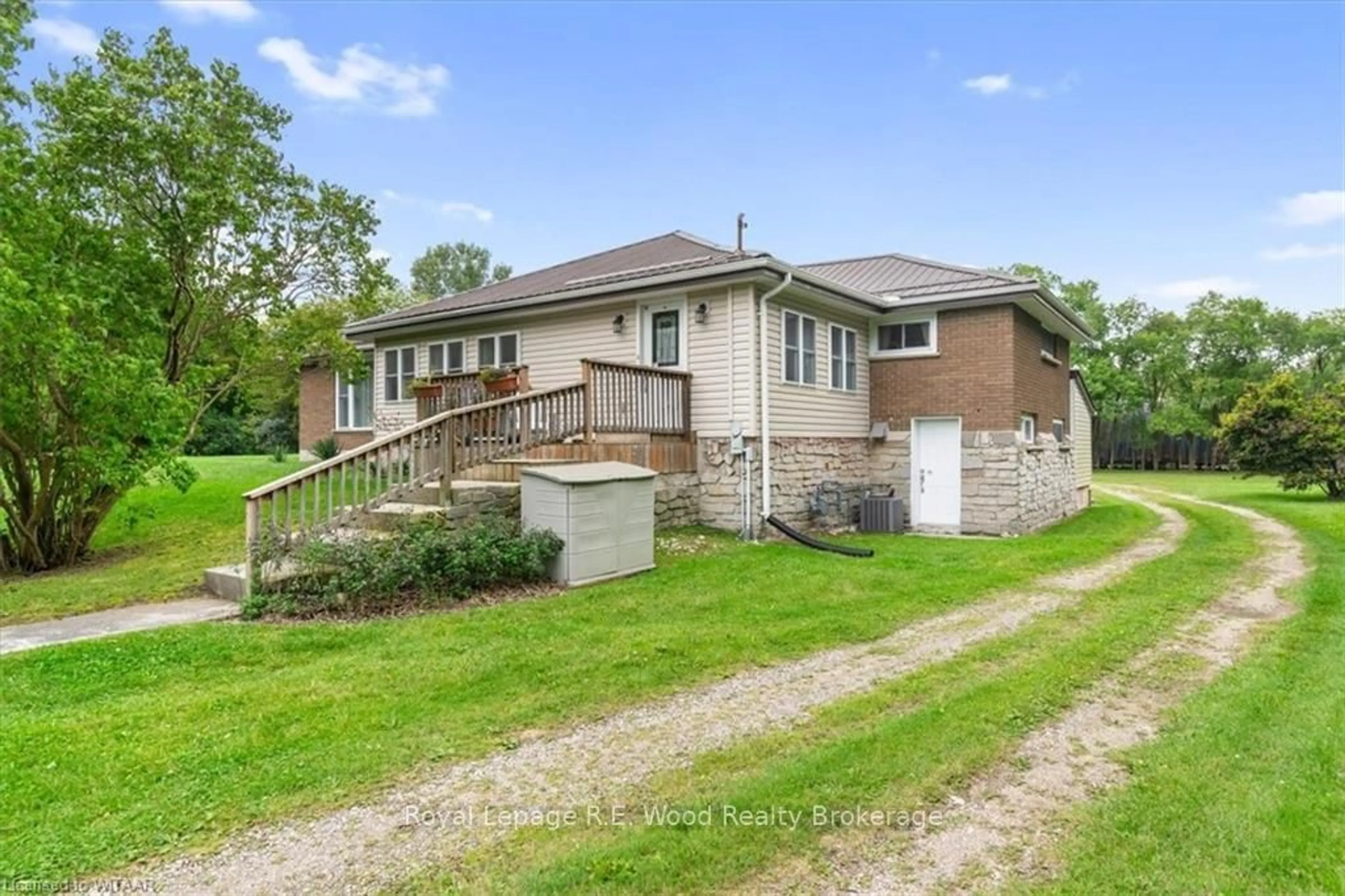 Frontside or backside of a home, cottage for 2148 CROMARTY Dr, Thames Centre Ontario N0L 1G5