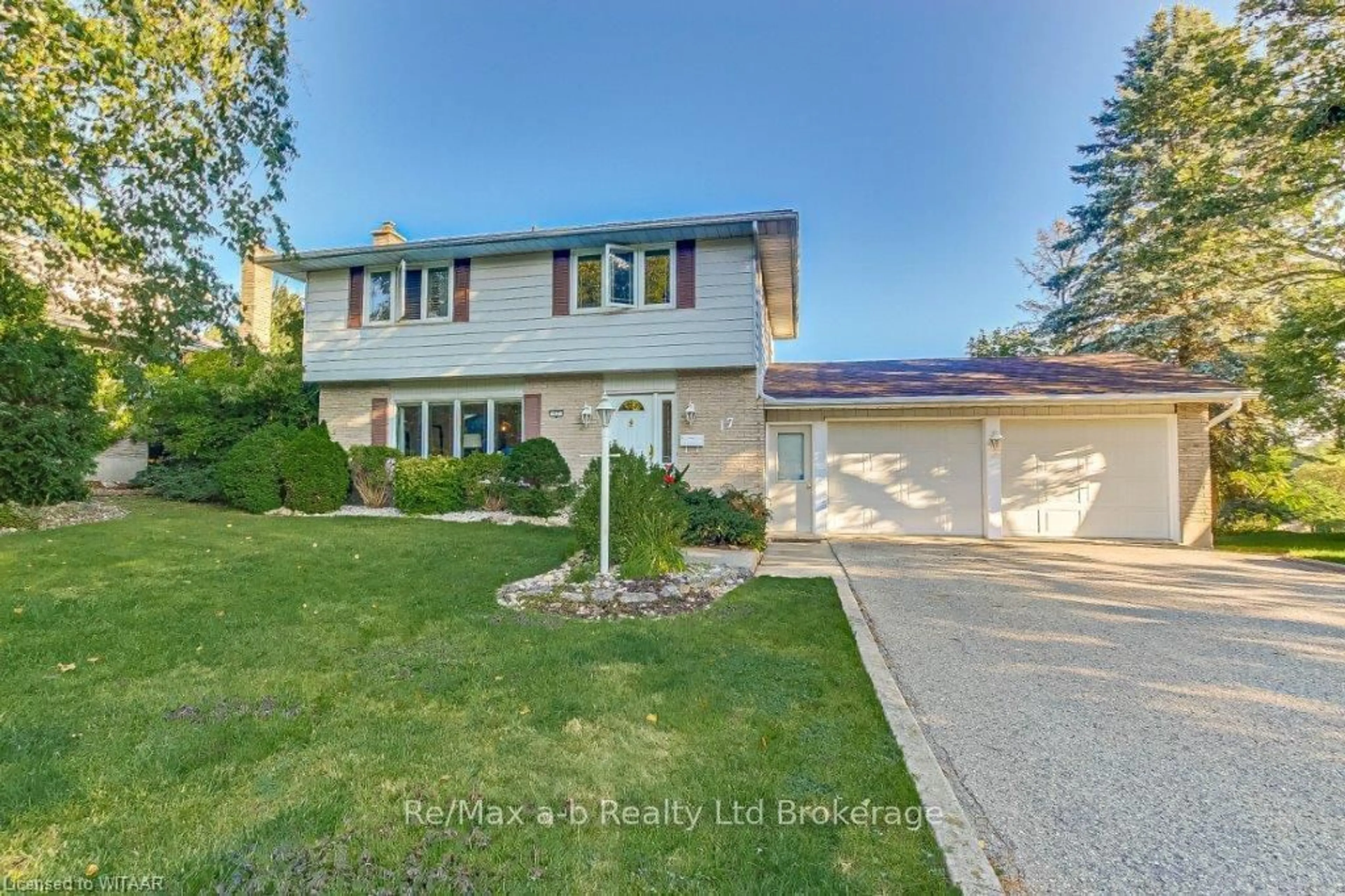 Frontside or backside of a home, the street view for 17 GARDINER Pl, Woodstock Ontario N4S 8J1