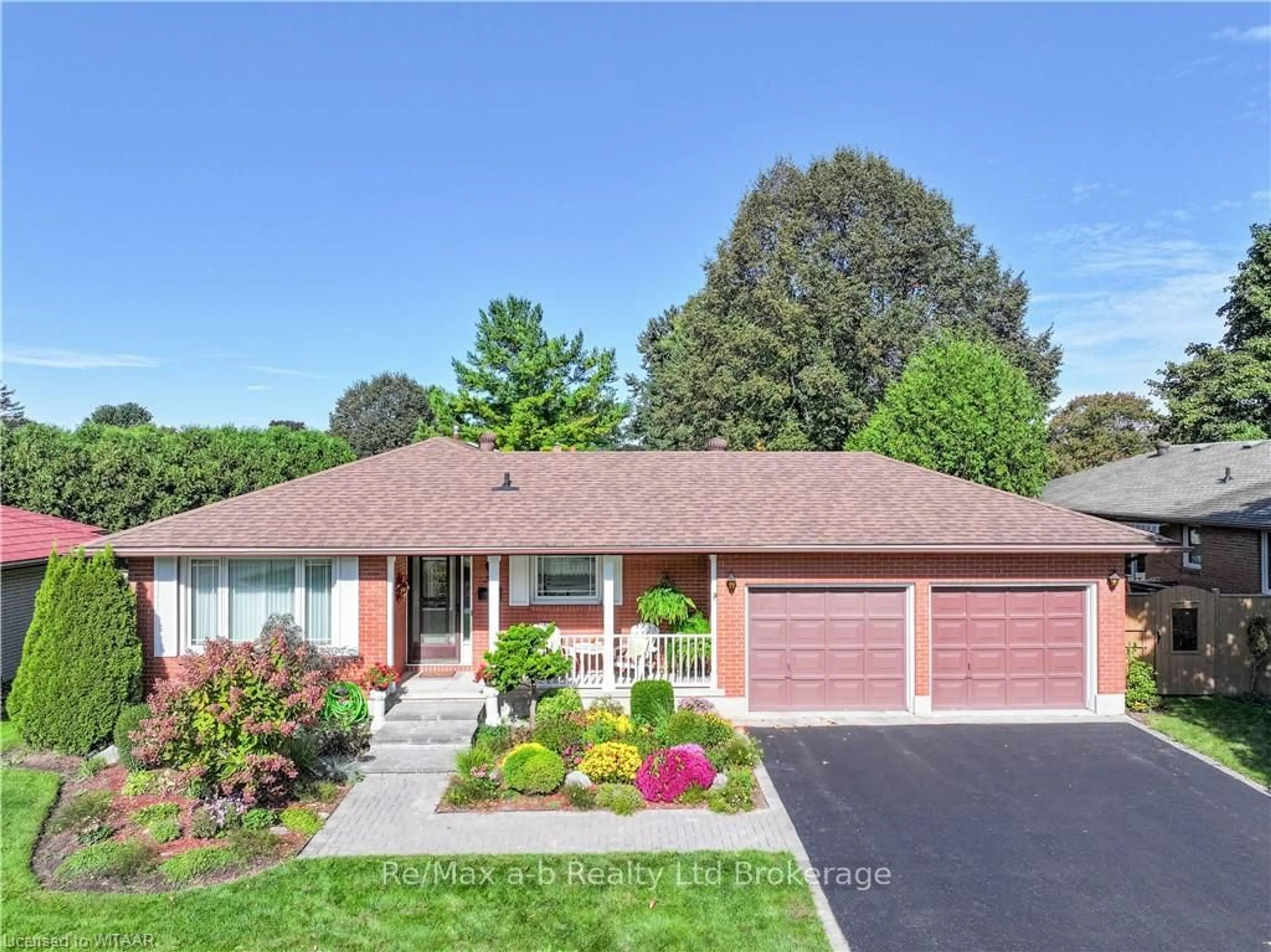 Frontside or backside of a home, the street view for 24 ALLEN St, Tillsonburg Ontario N4G 5B7