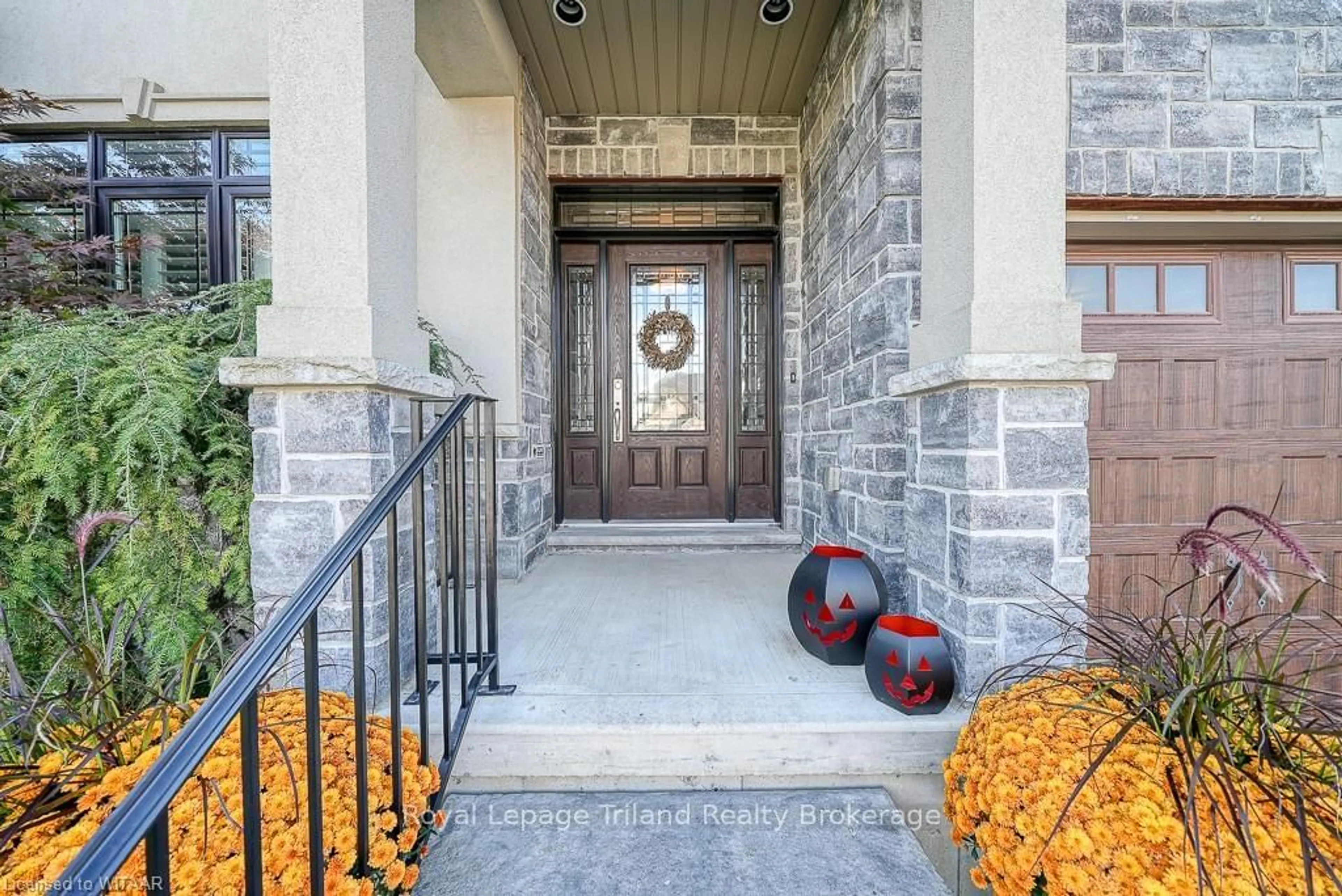 Indoor entryway, wood floors for 487 ALAN Cres, Woodstock Ontario N4S 0B9