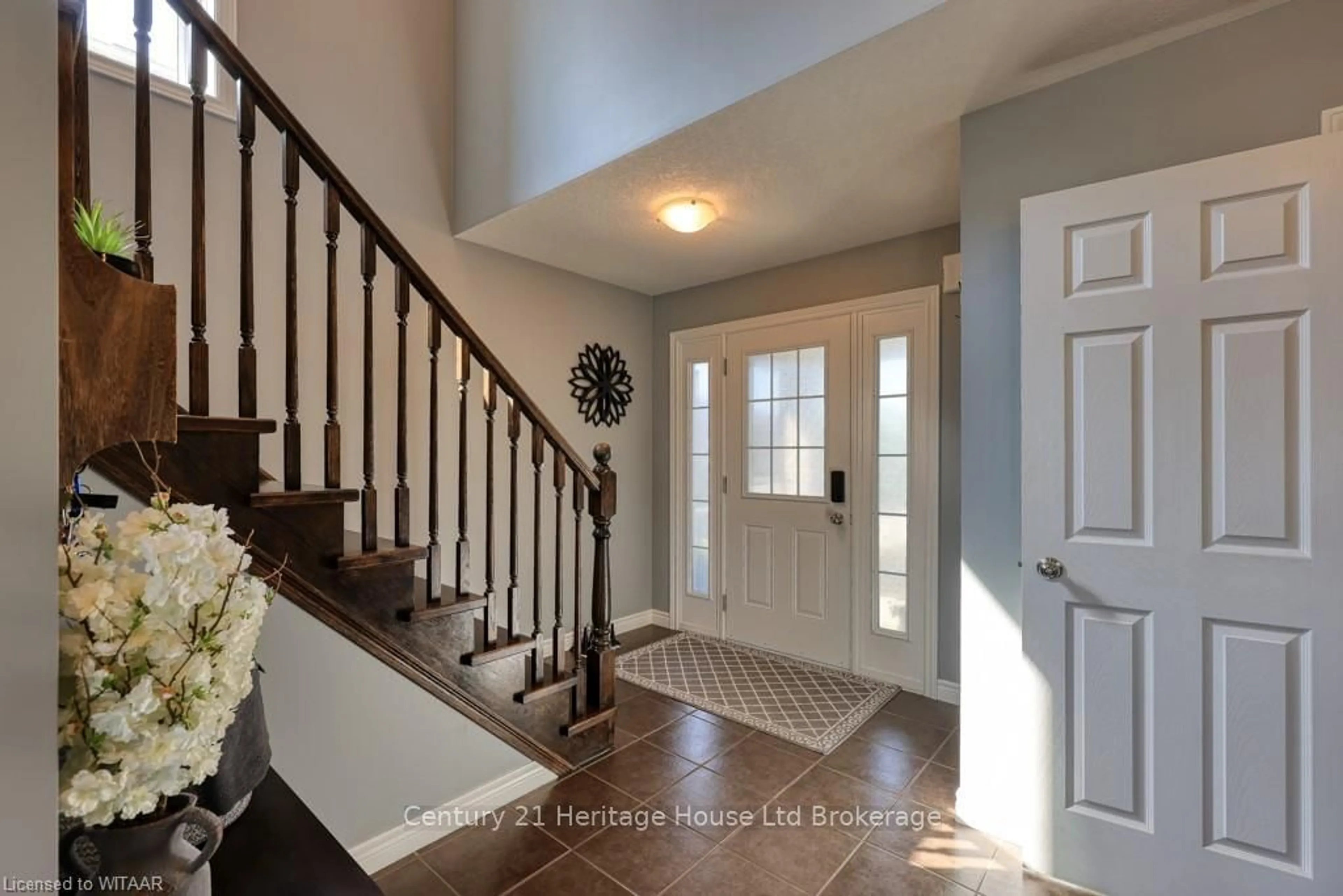 Indoor entryway, wood floors for 531 CHAMPLAIN Ave, Woodstock Ontario N4V 0A6