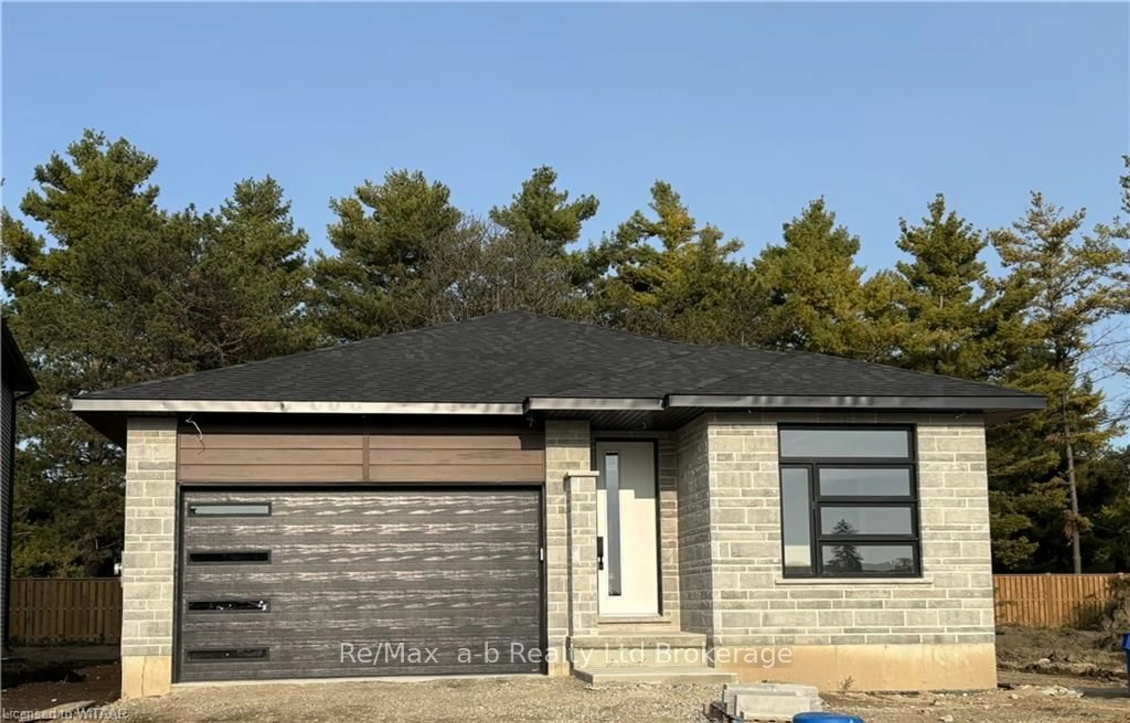 Home with brick exterior material for 33 CASH Cres, Ingersoll Ontario N5C 0E2