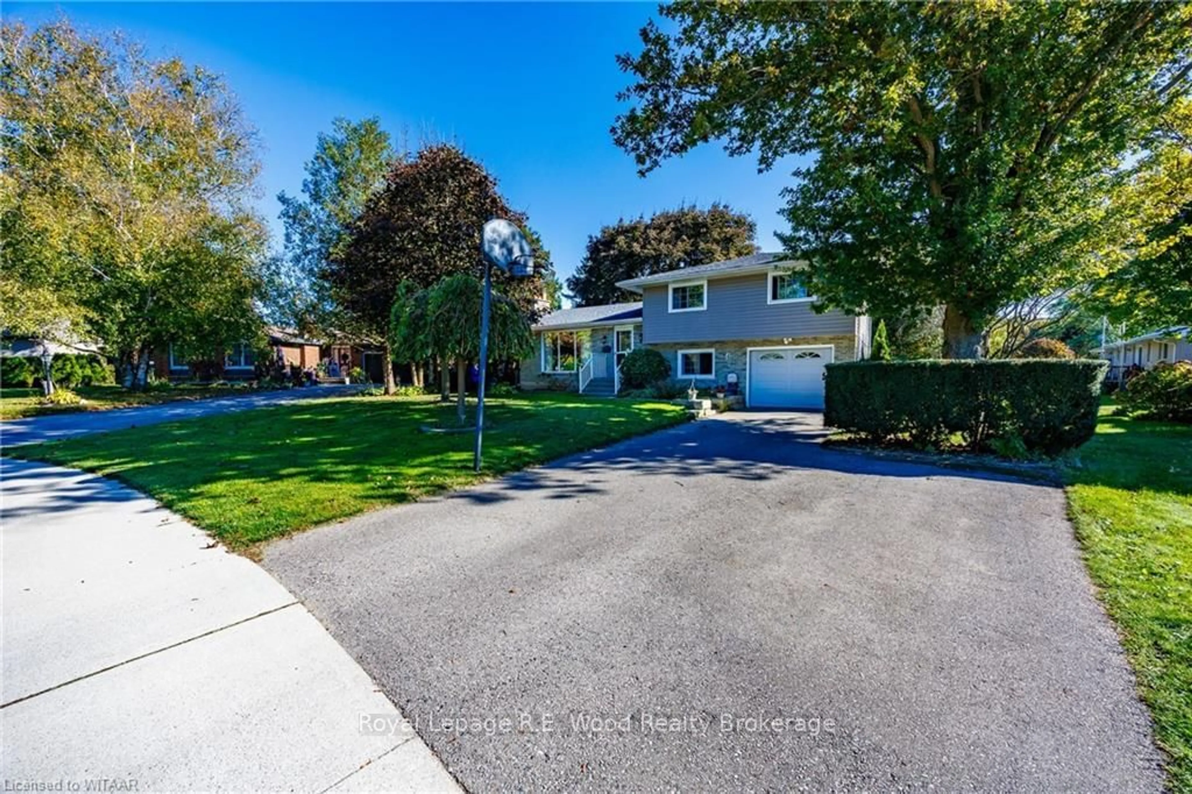 Frontside or backside of a home, the street view for 4 CAMDON Crt, Tillsonburg Ontario N4G 4B3