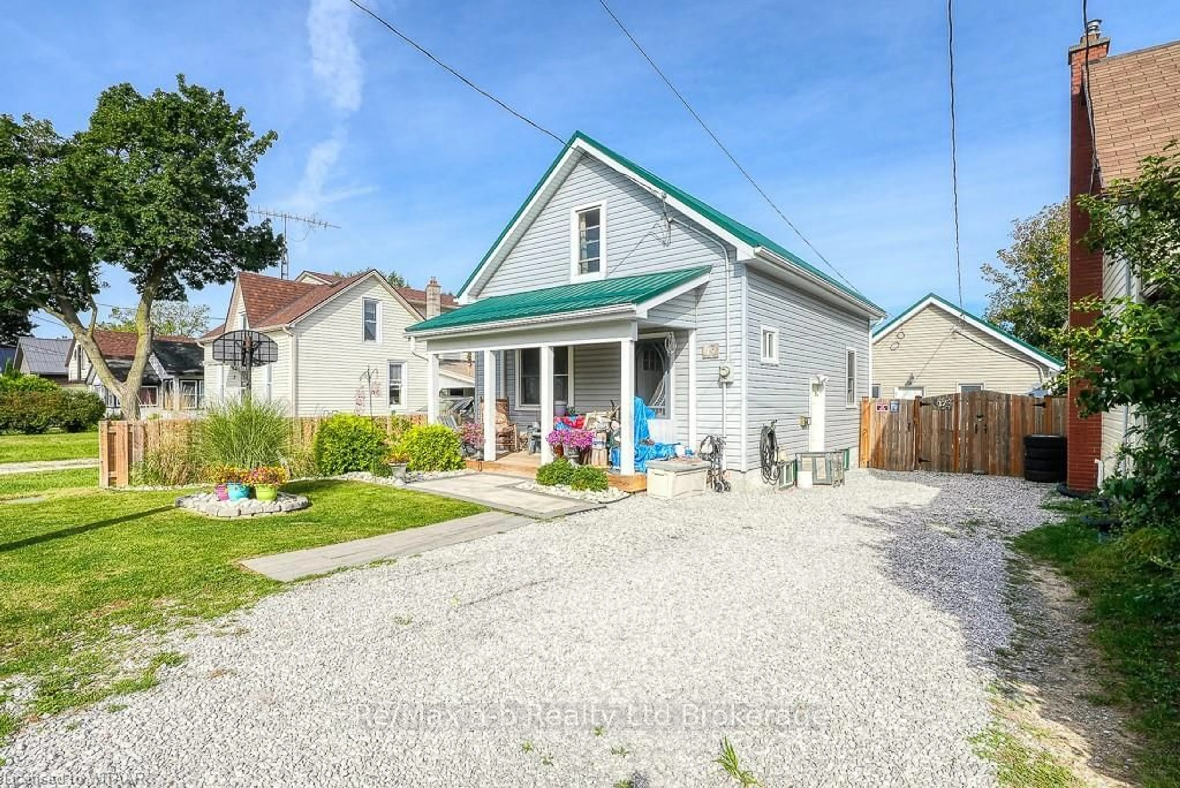 Frontside or backside of a home, cottage for 17 - 19 SOVEREEN St Ontario N4B 1L6