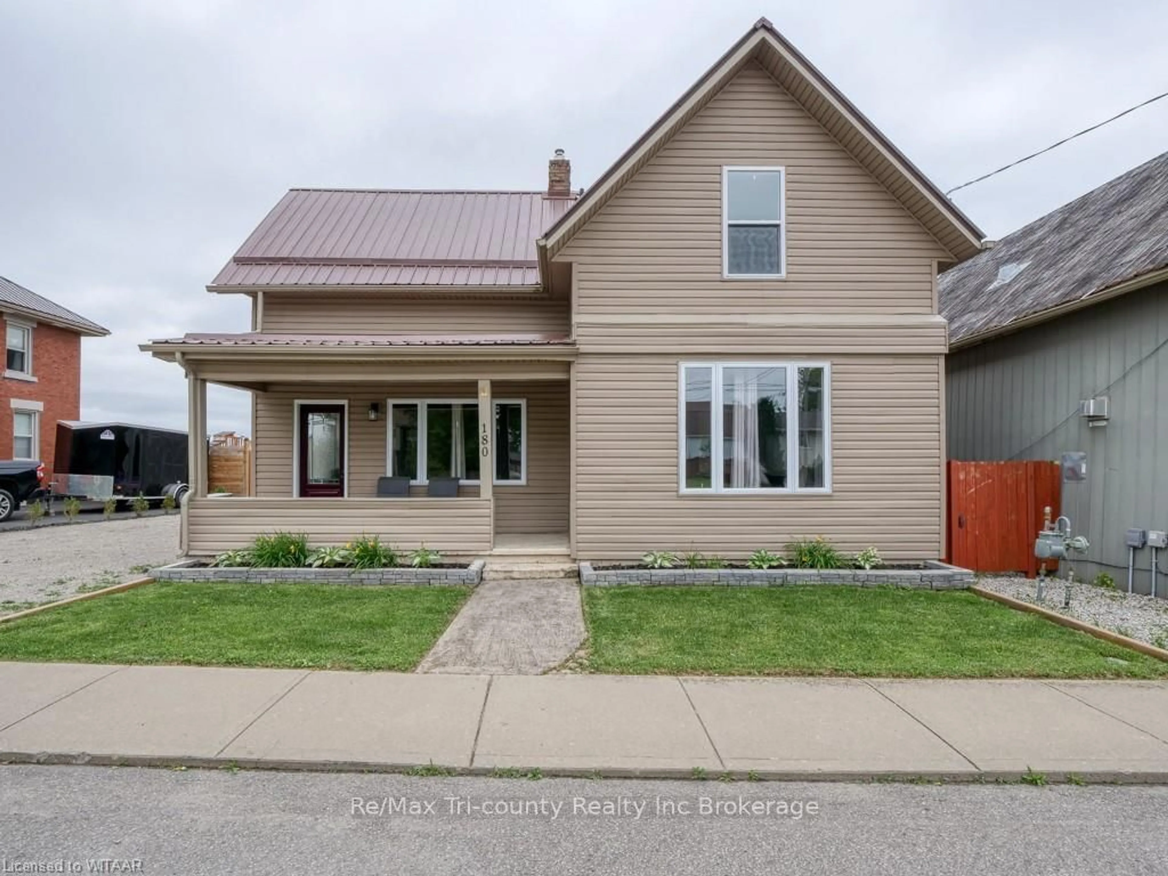 Frontside or backside of a home, the street view for 180 TALBOT ST Ontario N0J 1E0