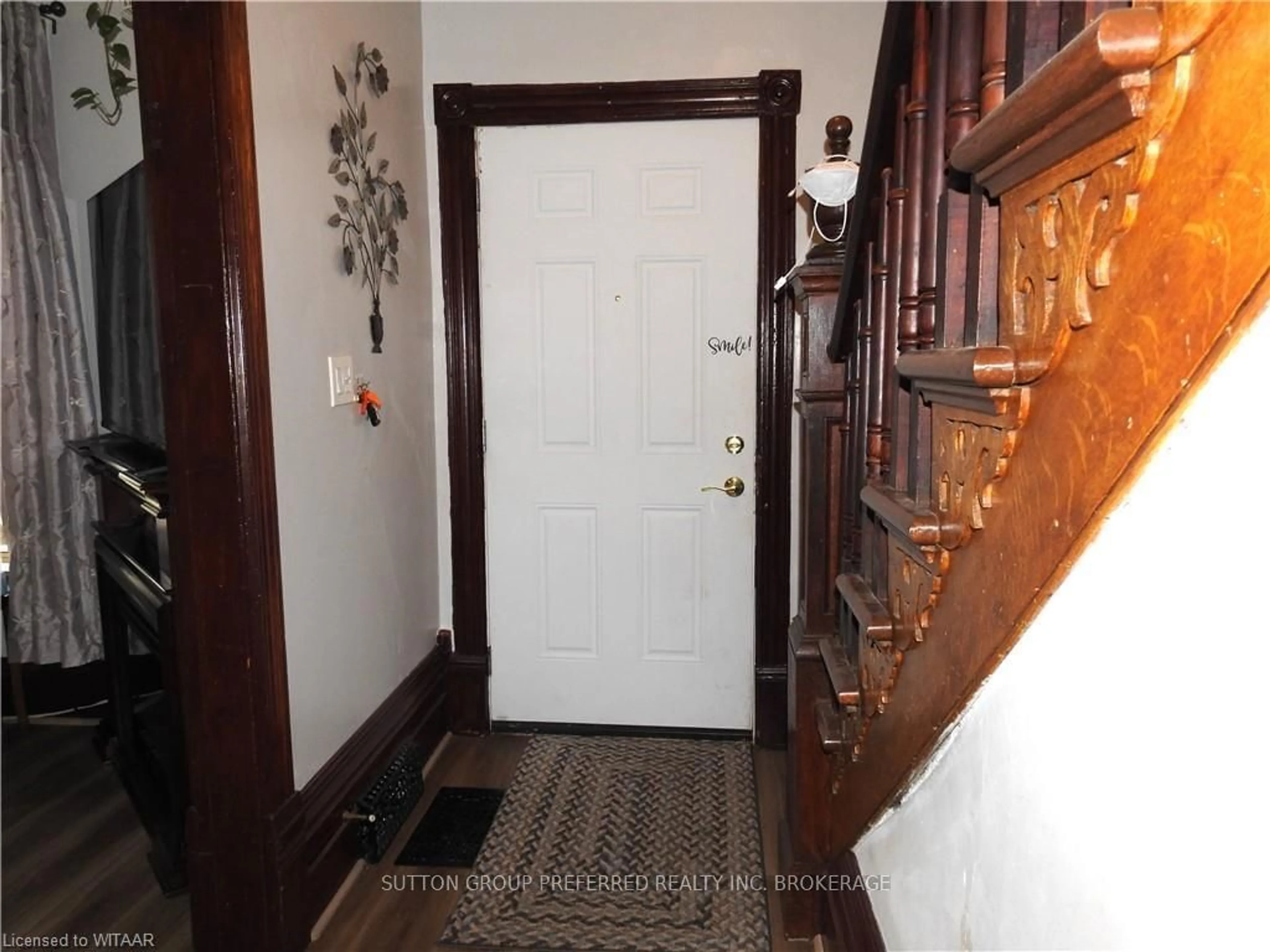 Indoor foyer, wood floors for 185 JOHN St, Ingersoll Ontario N5C 3G1