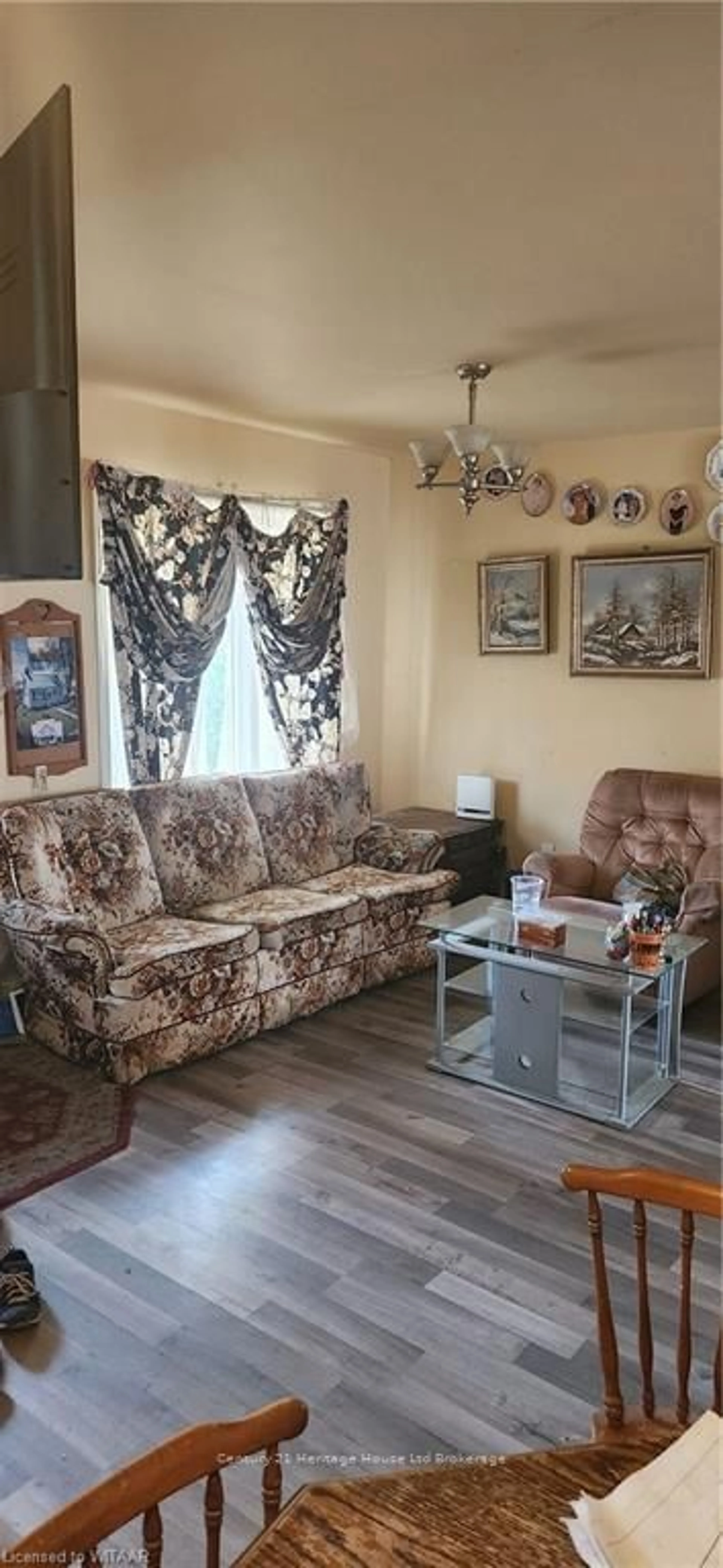 Living room for 118 DOVER St, Woodstock Ontario N4S 3M1