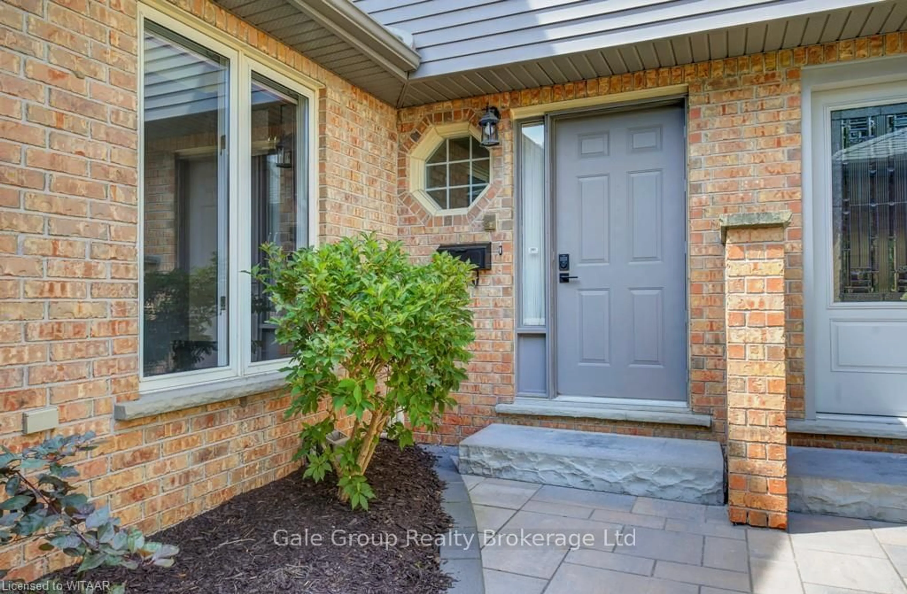 Indoor entryway, wood floors for 667 LANSDOWNE Ave, Woodstock Ontario N4T 1K3