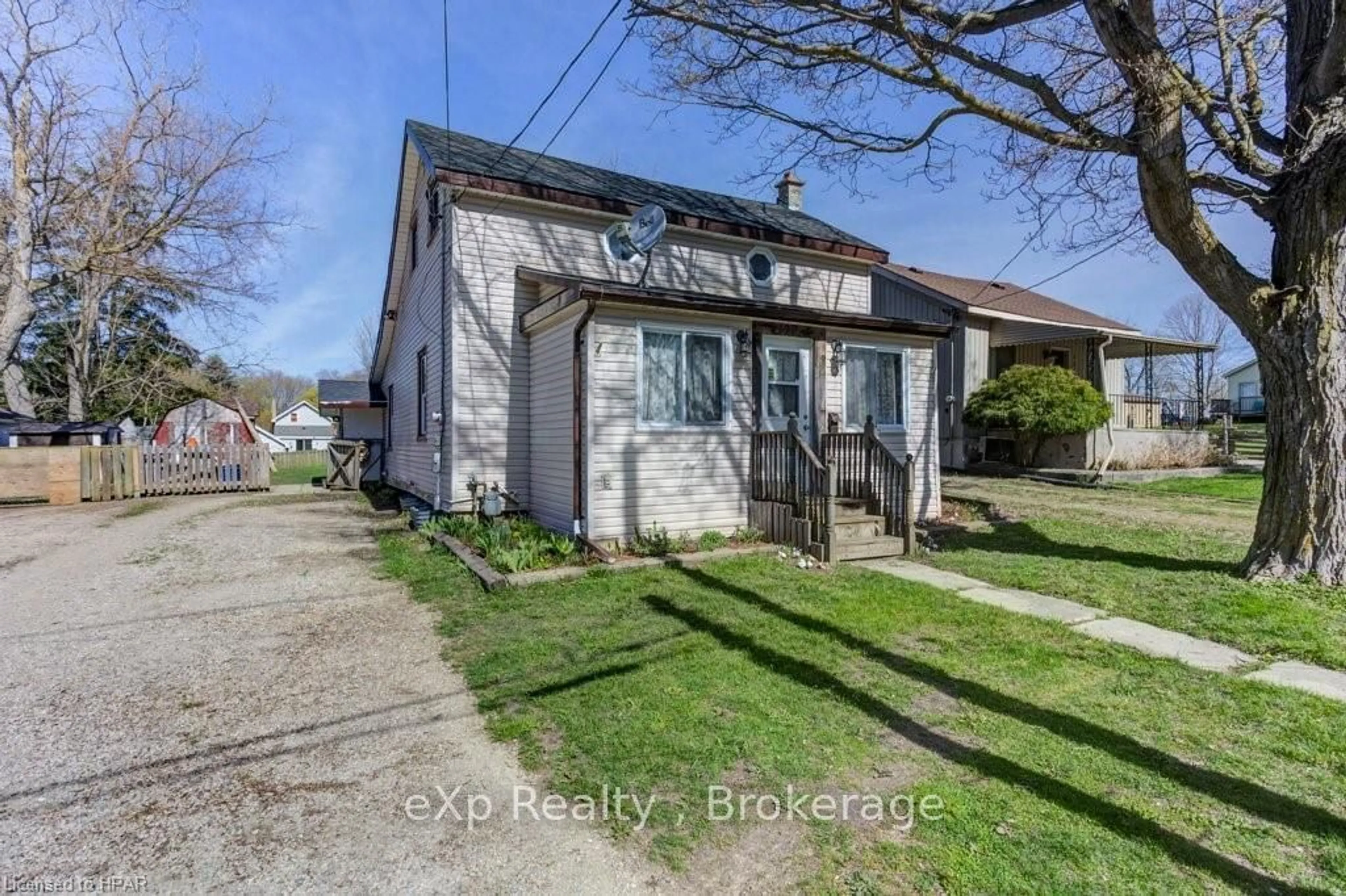 Frontside or backside of a home, the street view for 122 FULTON St, Central Huron Ontario N0M 1L0