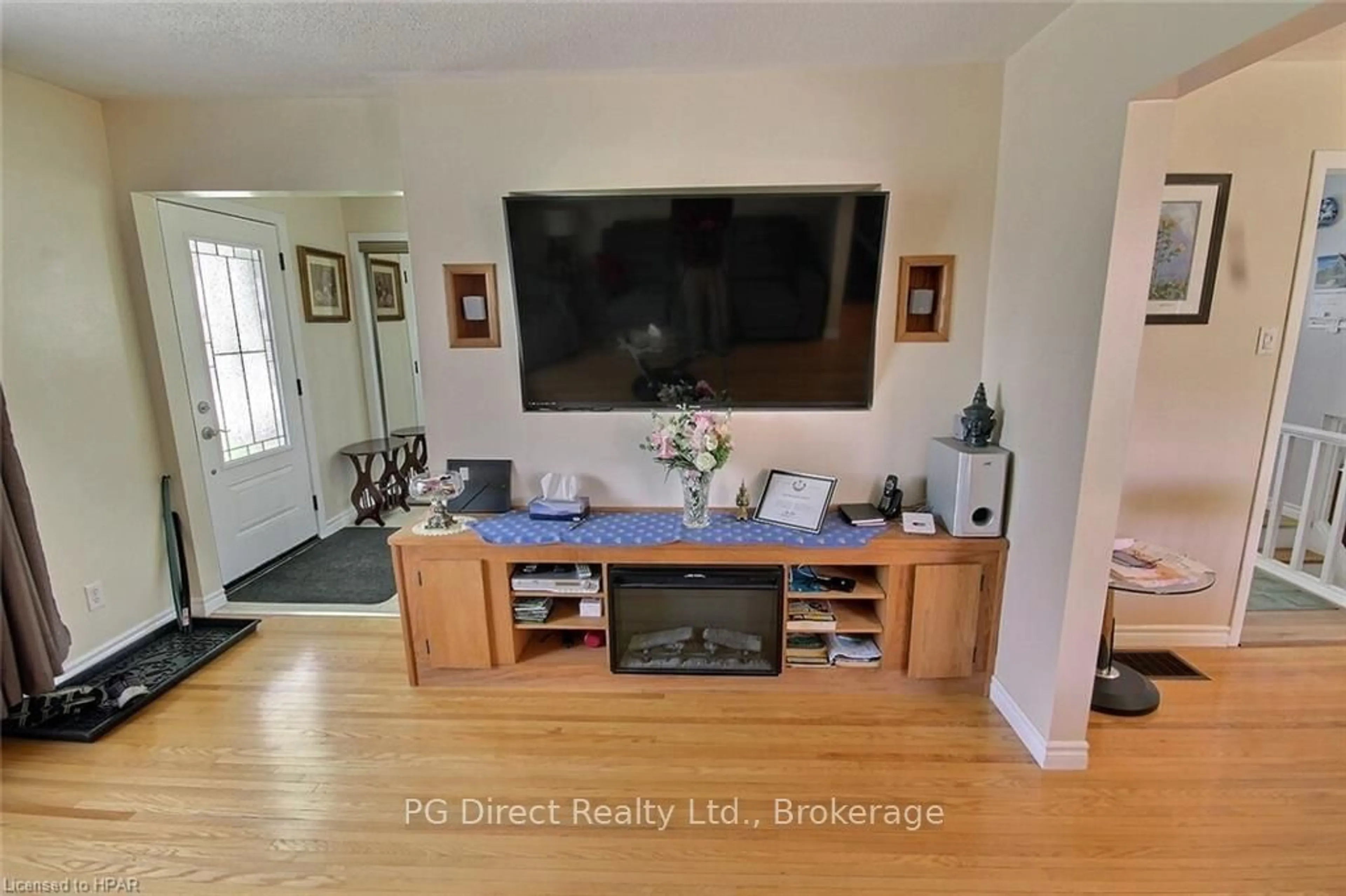 Home theater, wood floors for 23 SHONIKER Ave, Quinte West Ontario K8V 5T1