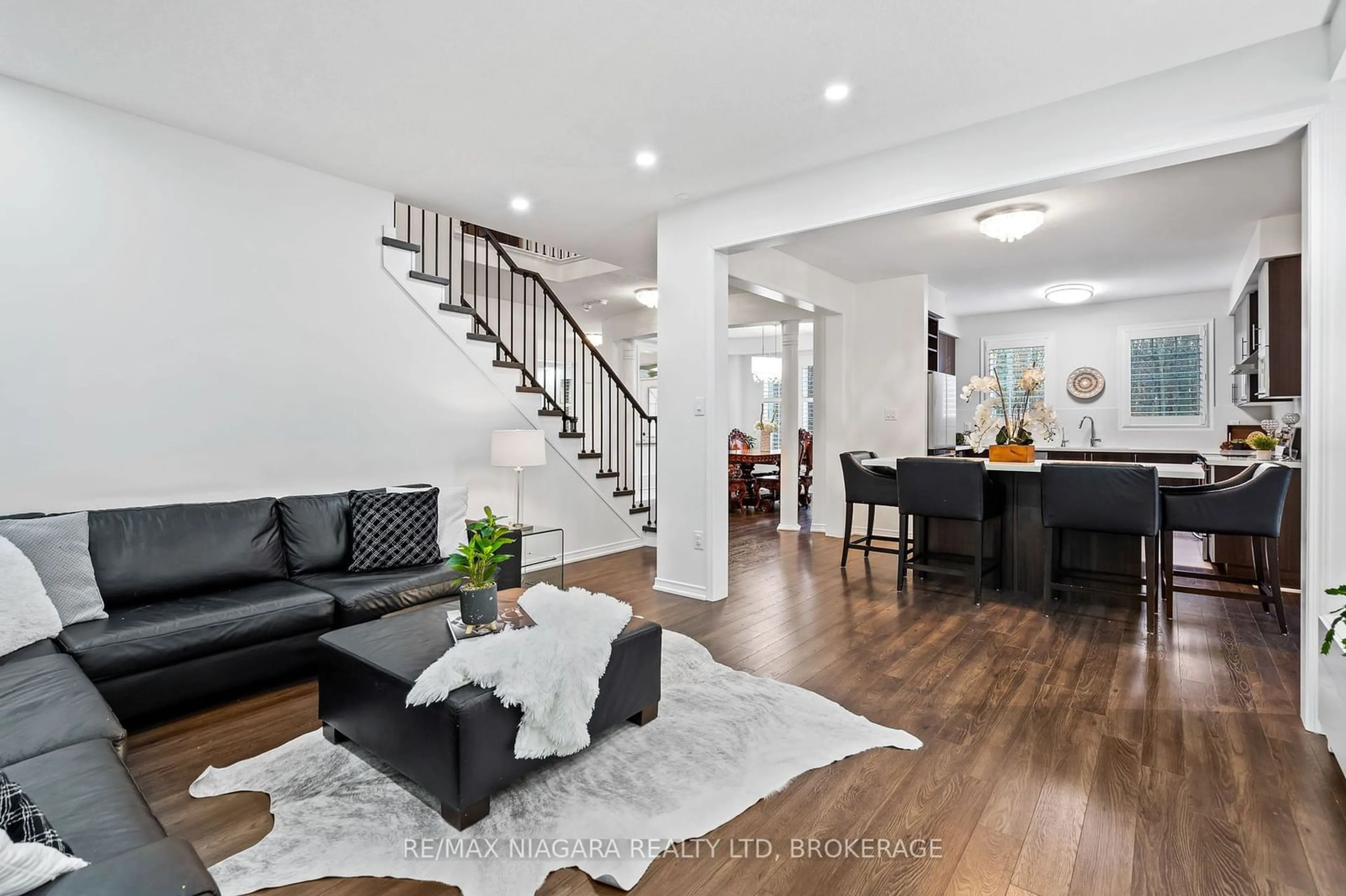 Living room, wood floors for 8605 Sweet Chestnut Dr, Niagara Falls Ontario L2H 0N1