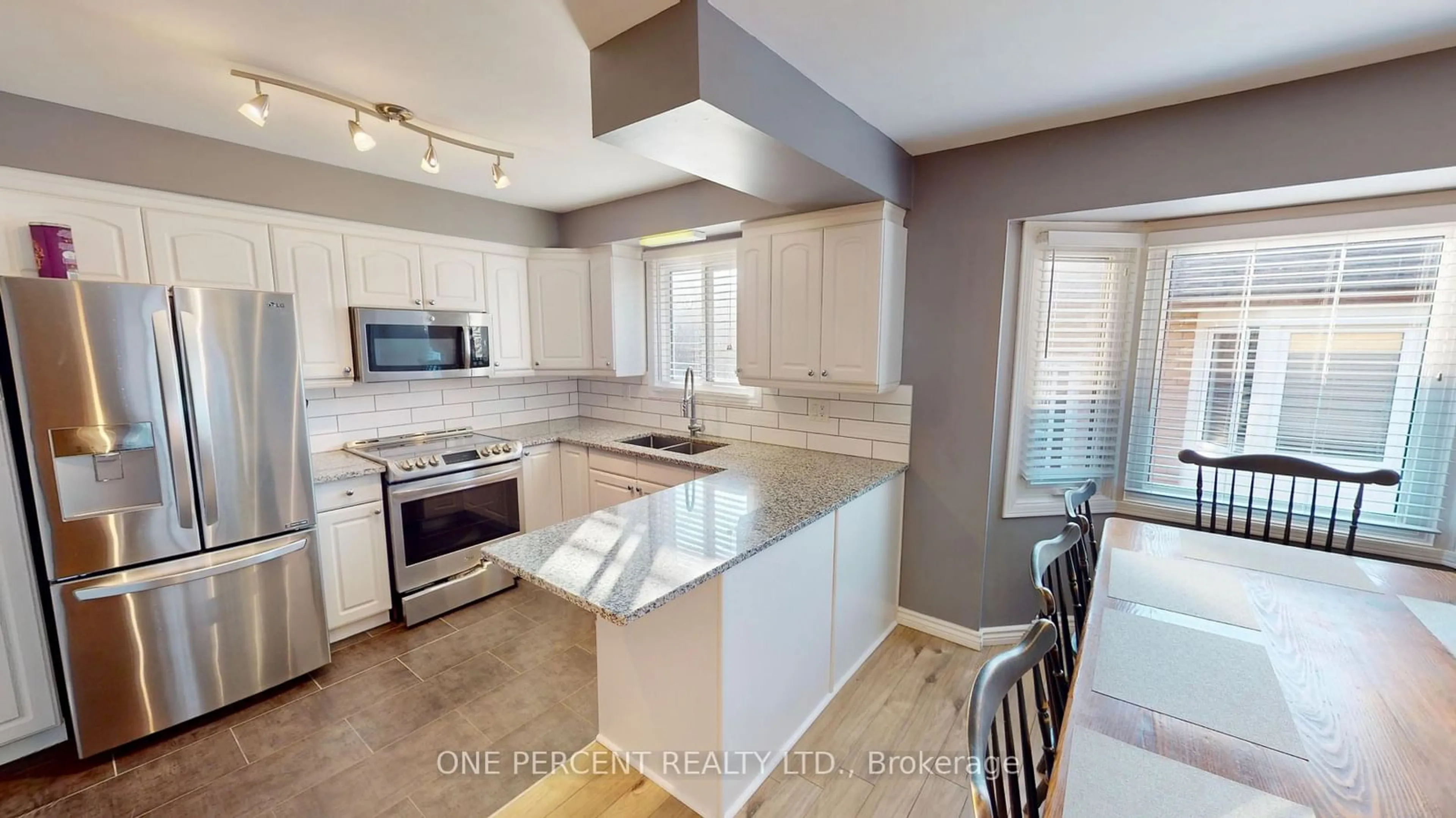 Open concept kitchen for 6436 Armstrong Dr, Niagara Falls Ontario L2H 2M1