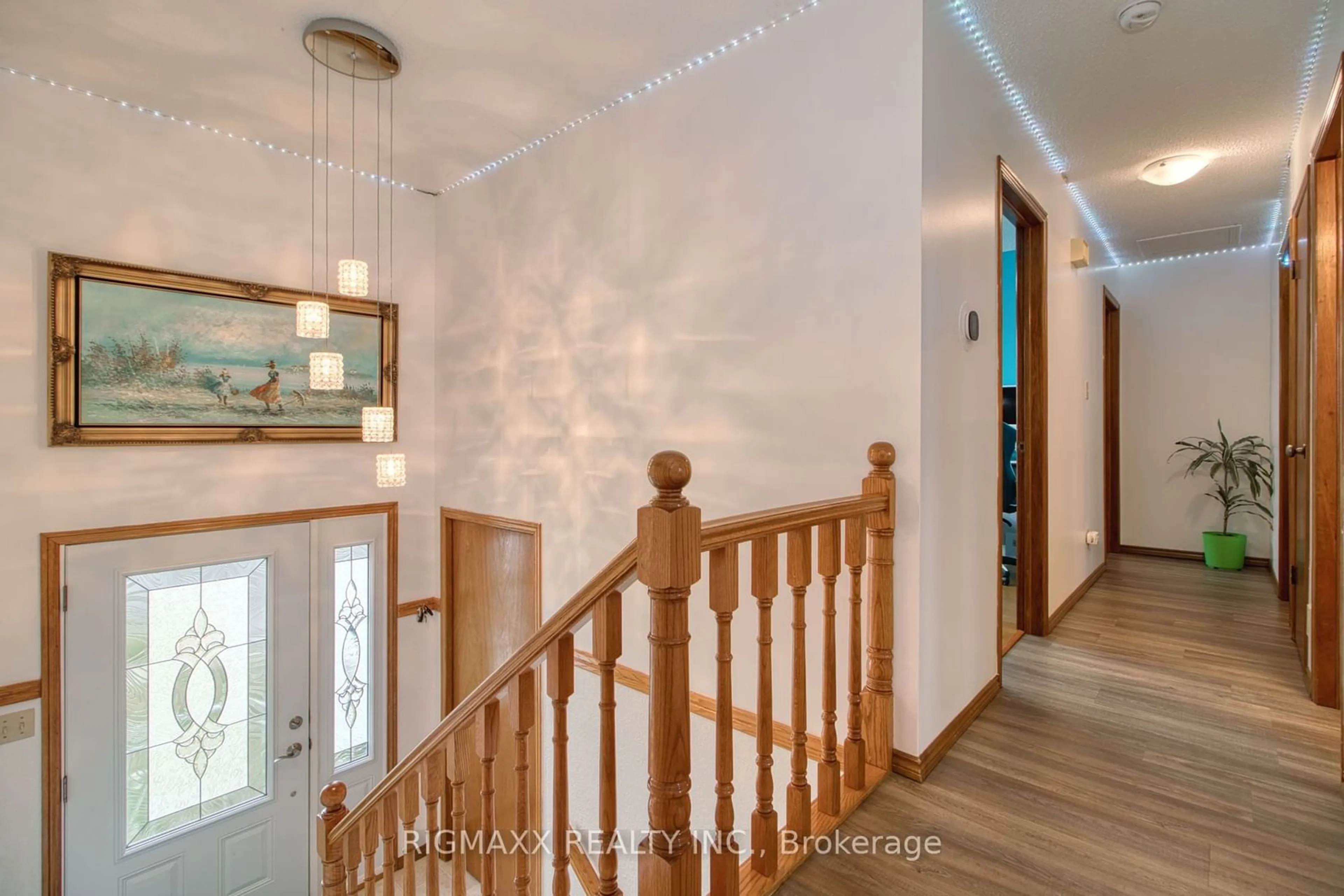 Indoor foyer, wood floors for 416 Heritage Dr, Kitchener Ontario N2B 3M9