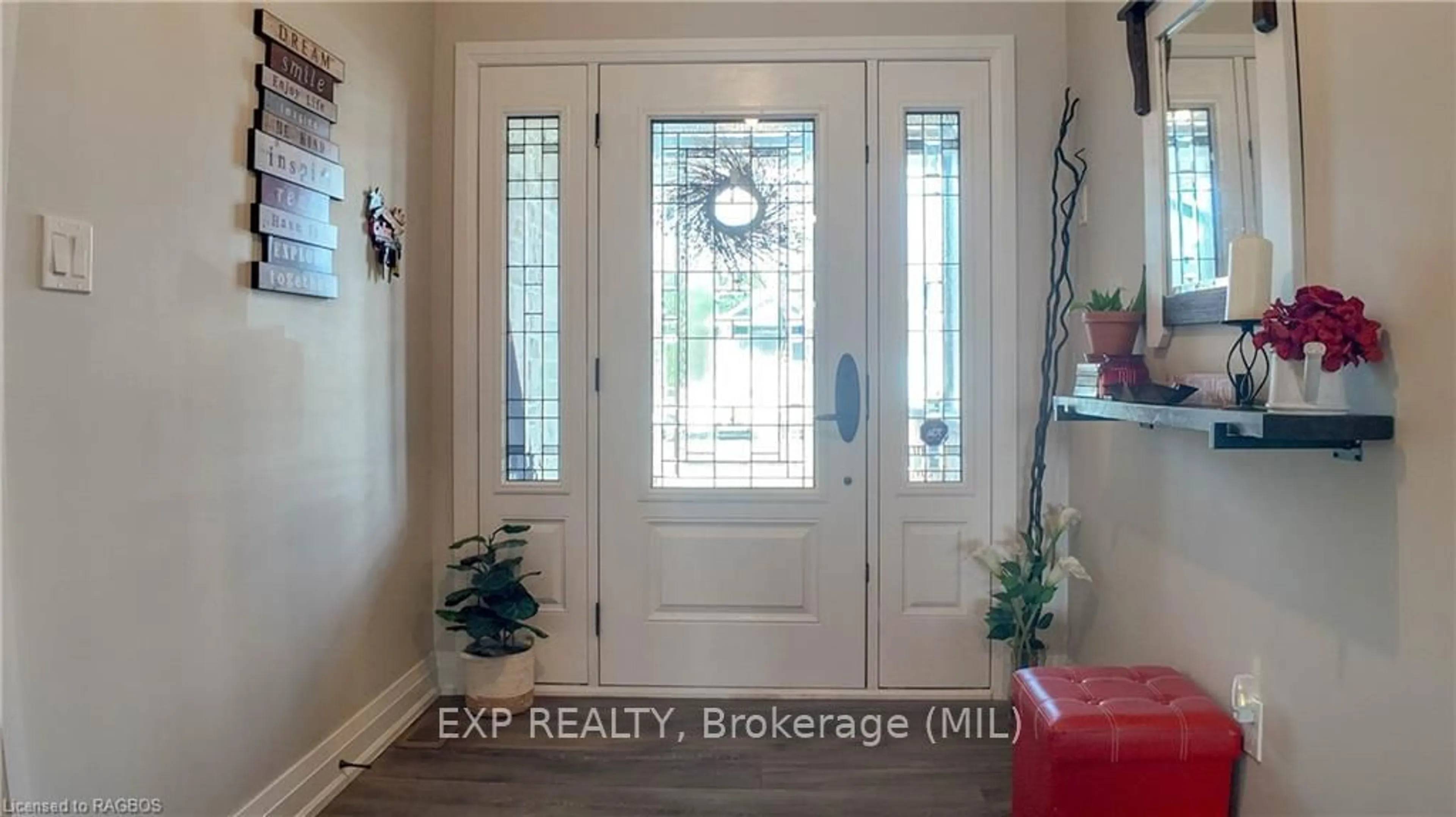 Indoor entryway, wood floors for 628 26TH Ave, Hanover Ontario N4N 0C2