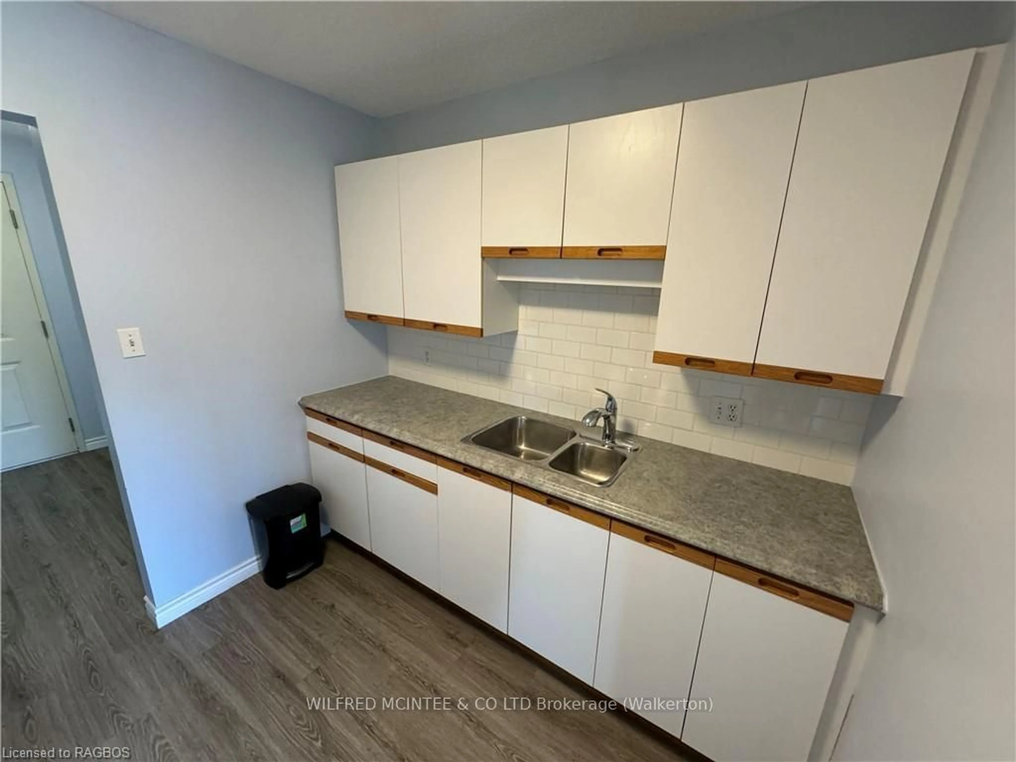 Standard kitchen, unknown floor for 125 HINKS St #303, Brockton Ontario N0G 2V0