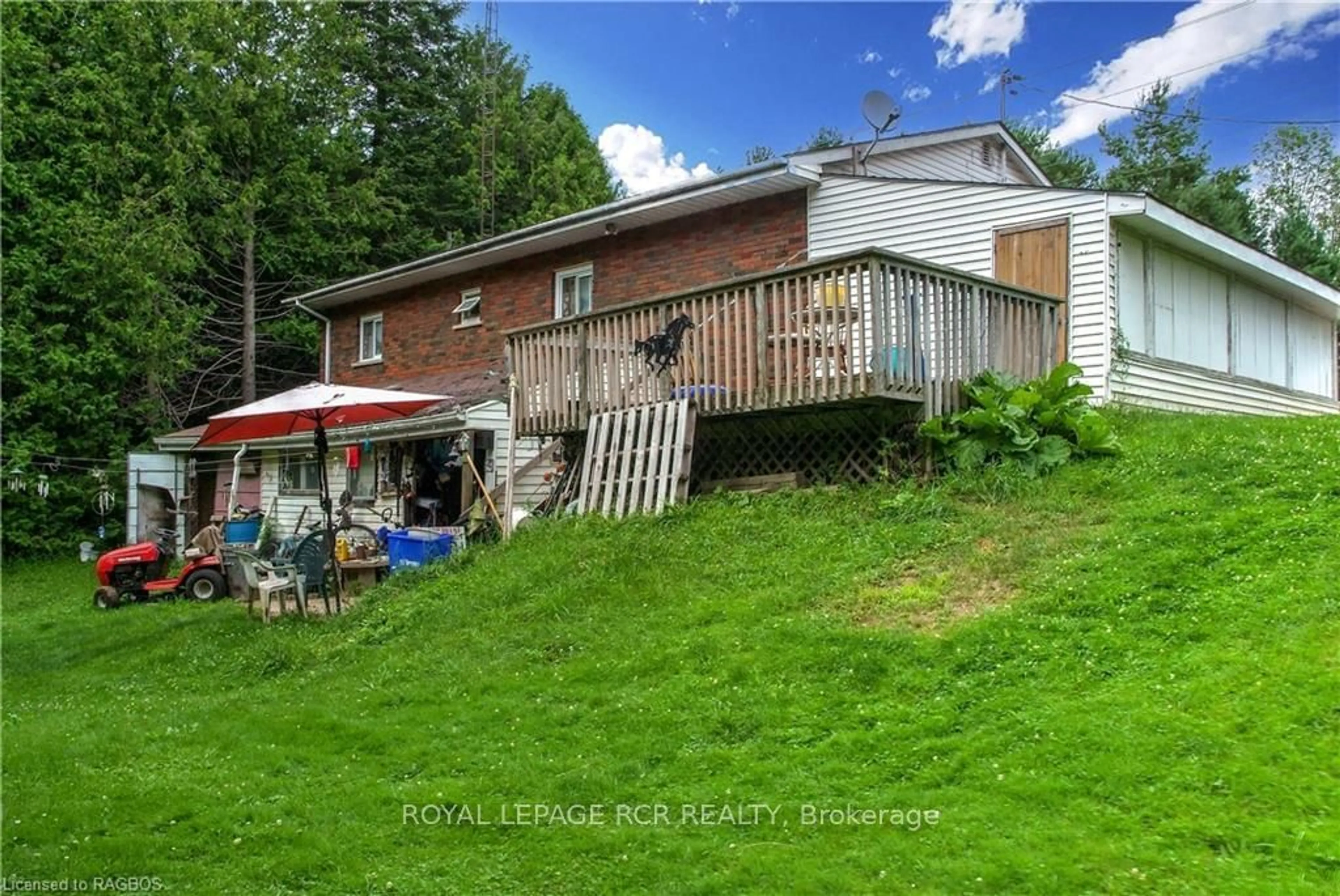 Frontside or backside of a home, the fenced backyard for 862 24TH Ave, Hanover Ontario N4N 3B8