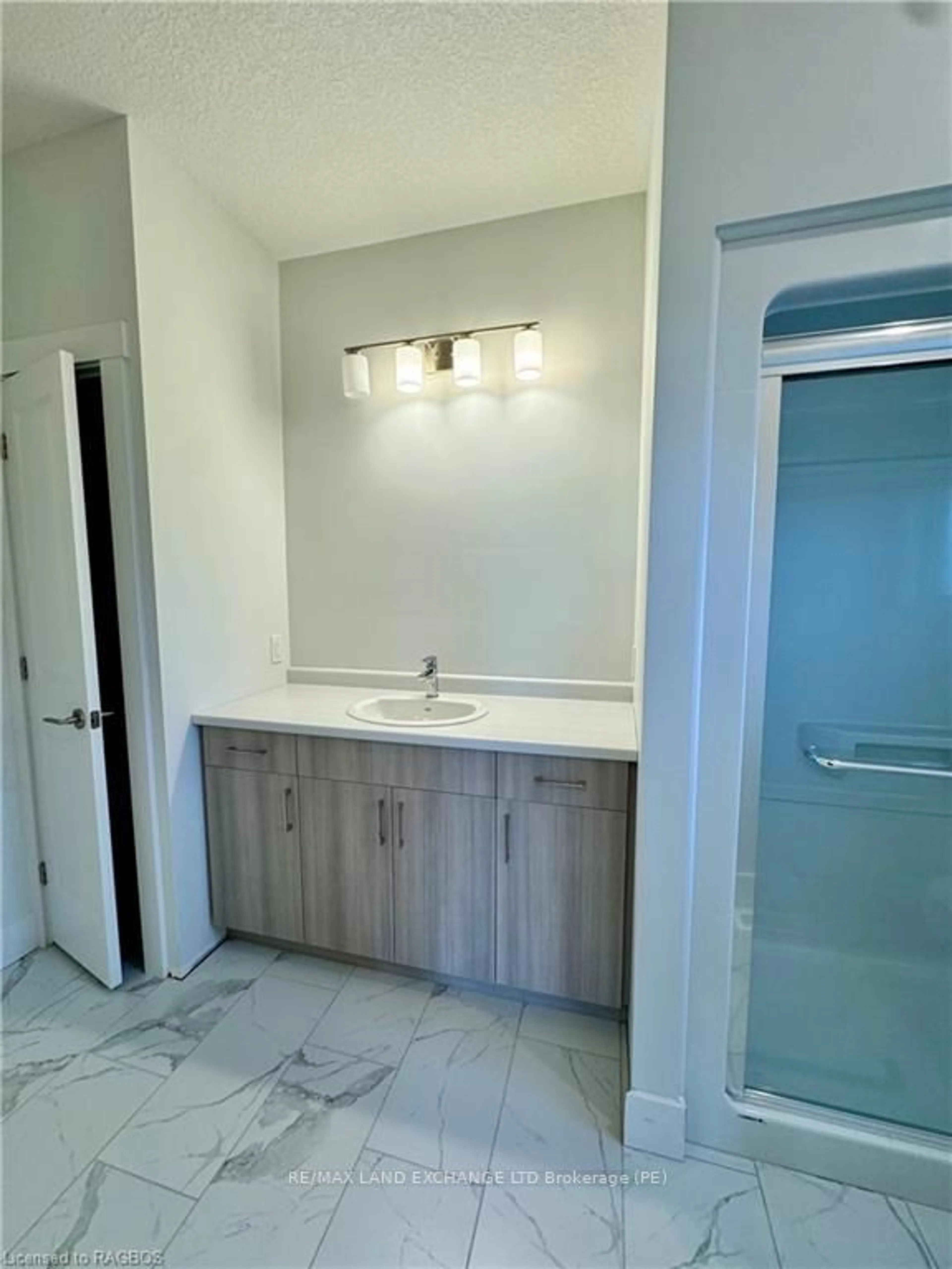 Contemporary bathroom, ceramic floors for 48 JOHN Cres, Brockton Ontario N0G 1J0