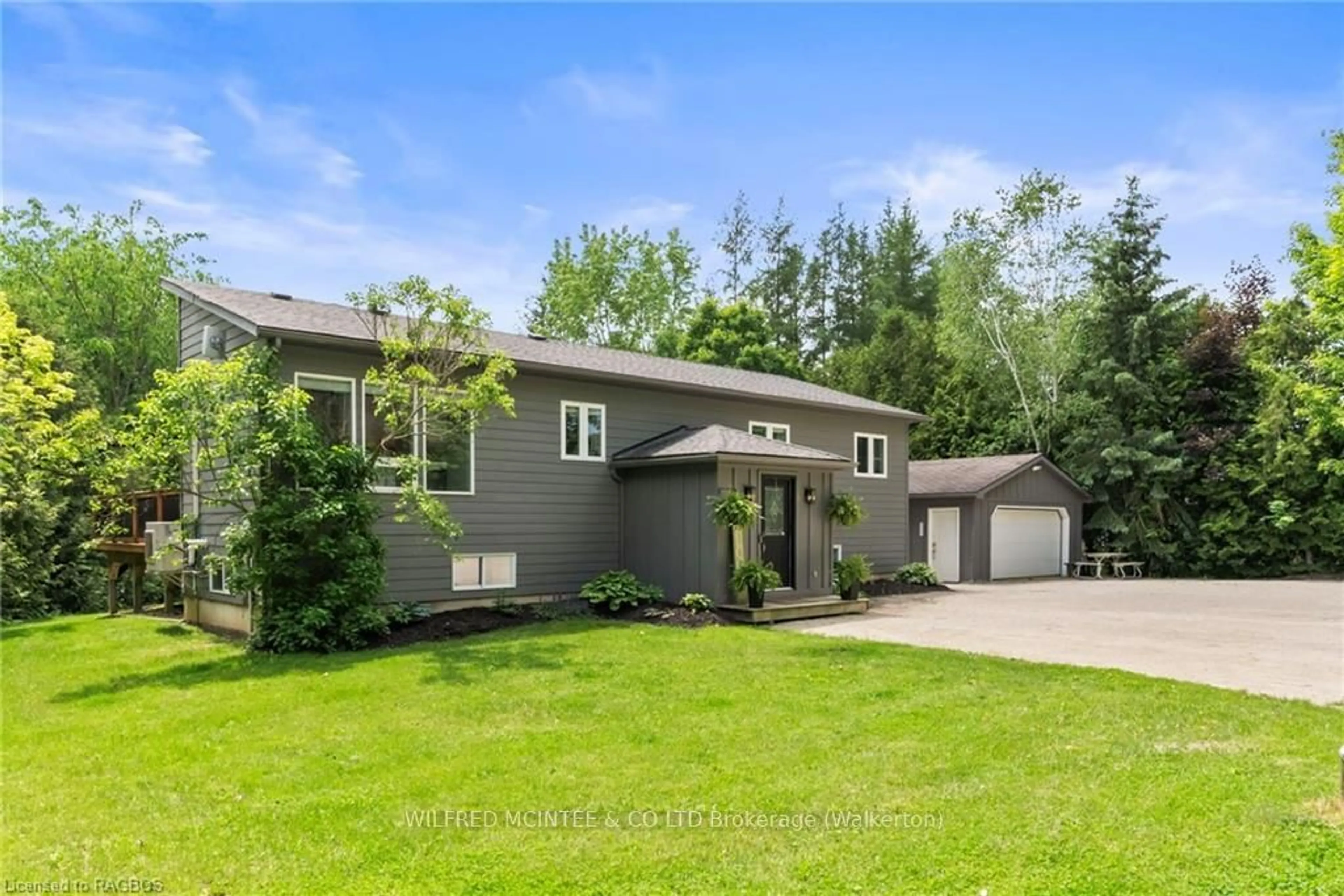 Frontside or backside of a home, cottage for 582742 9B Sdrd, Chatsworth Ontario N0H 2V0