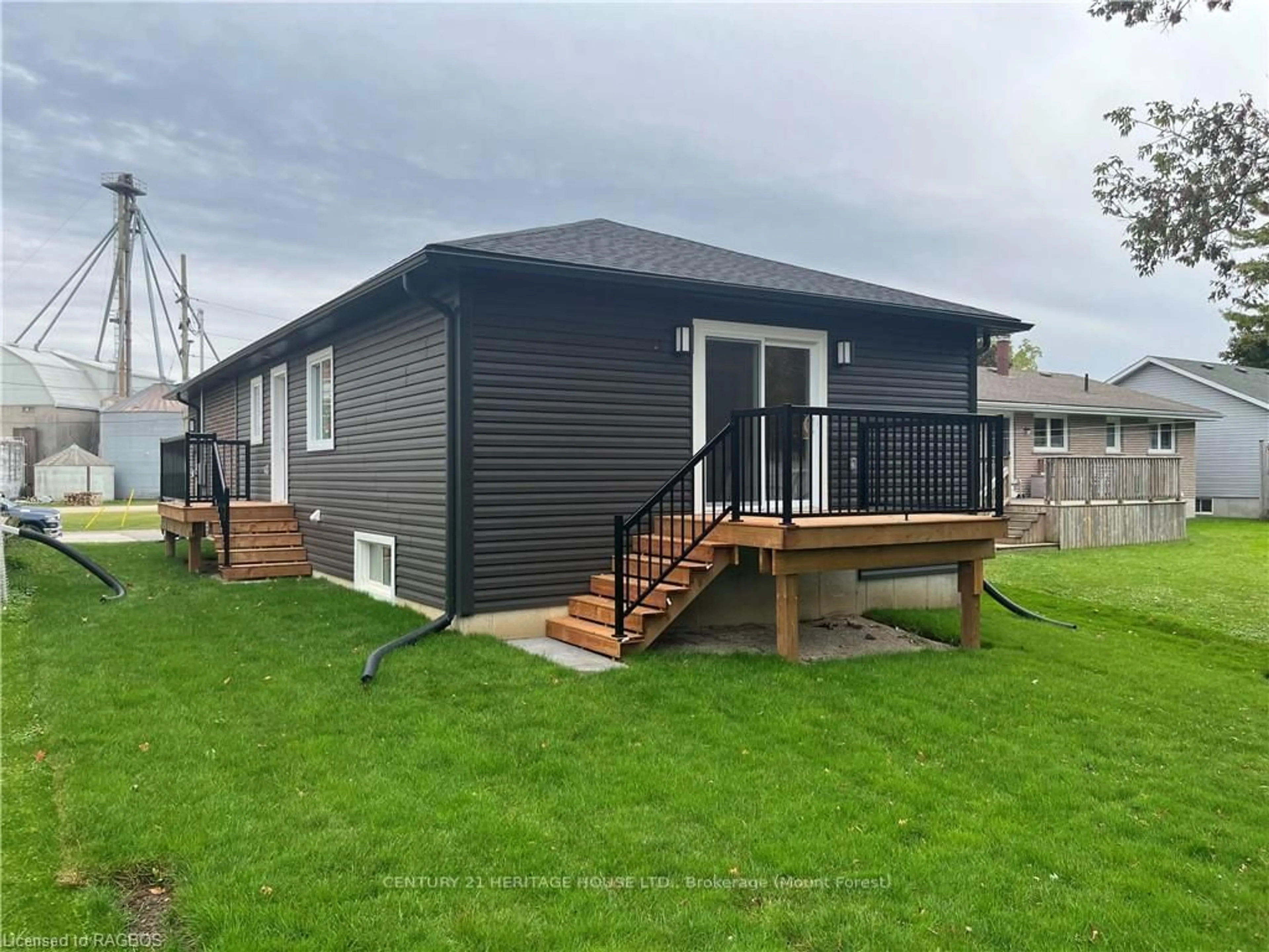 Frontside or backside of a home, cottage for 409 DURHAM St, Wellington North Ontario N0G 2L1