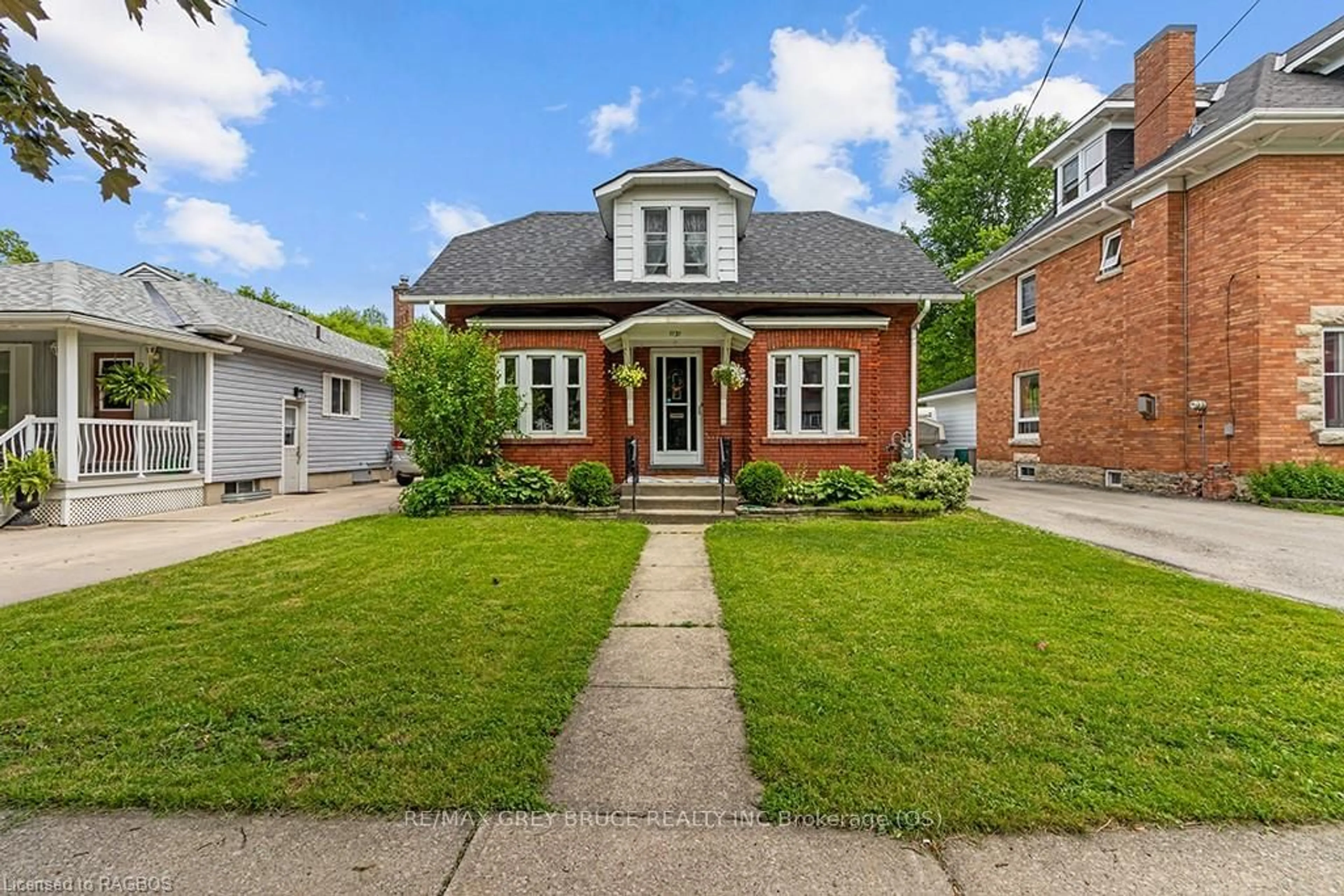 Frontside or backside of a home, the street view for 1131 4TH Ave, Owen Sound Ontario N4K 4W3