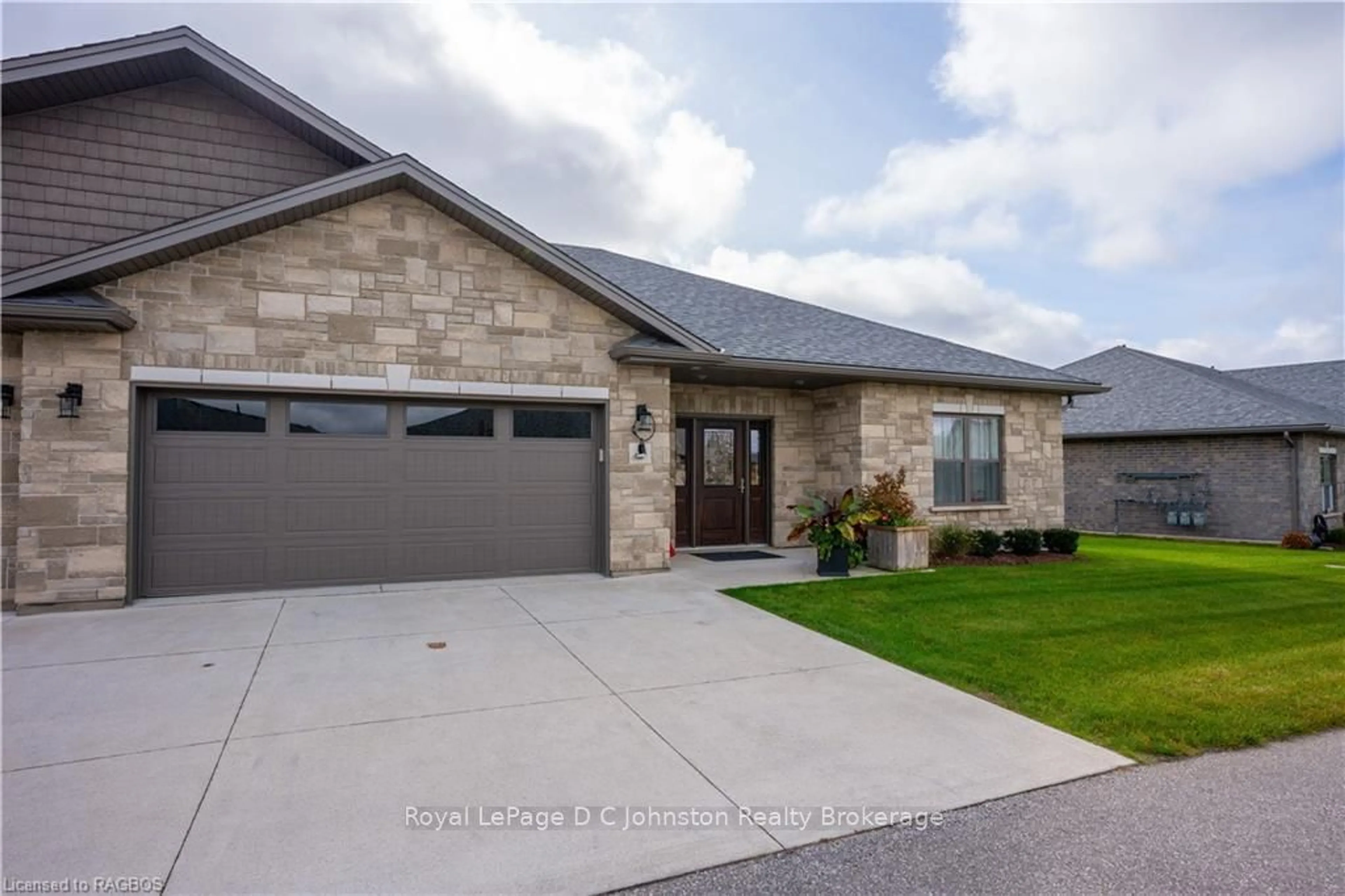 Frontside or backside of a home, the street view for 1050 WATERLOO St #3, Saugeen Shores Ontario N0H 2C4