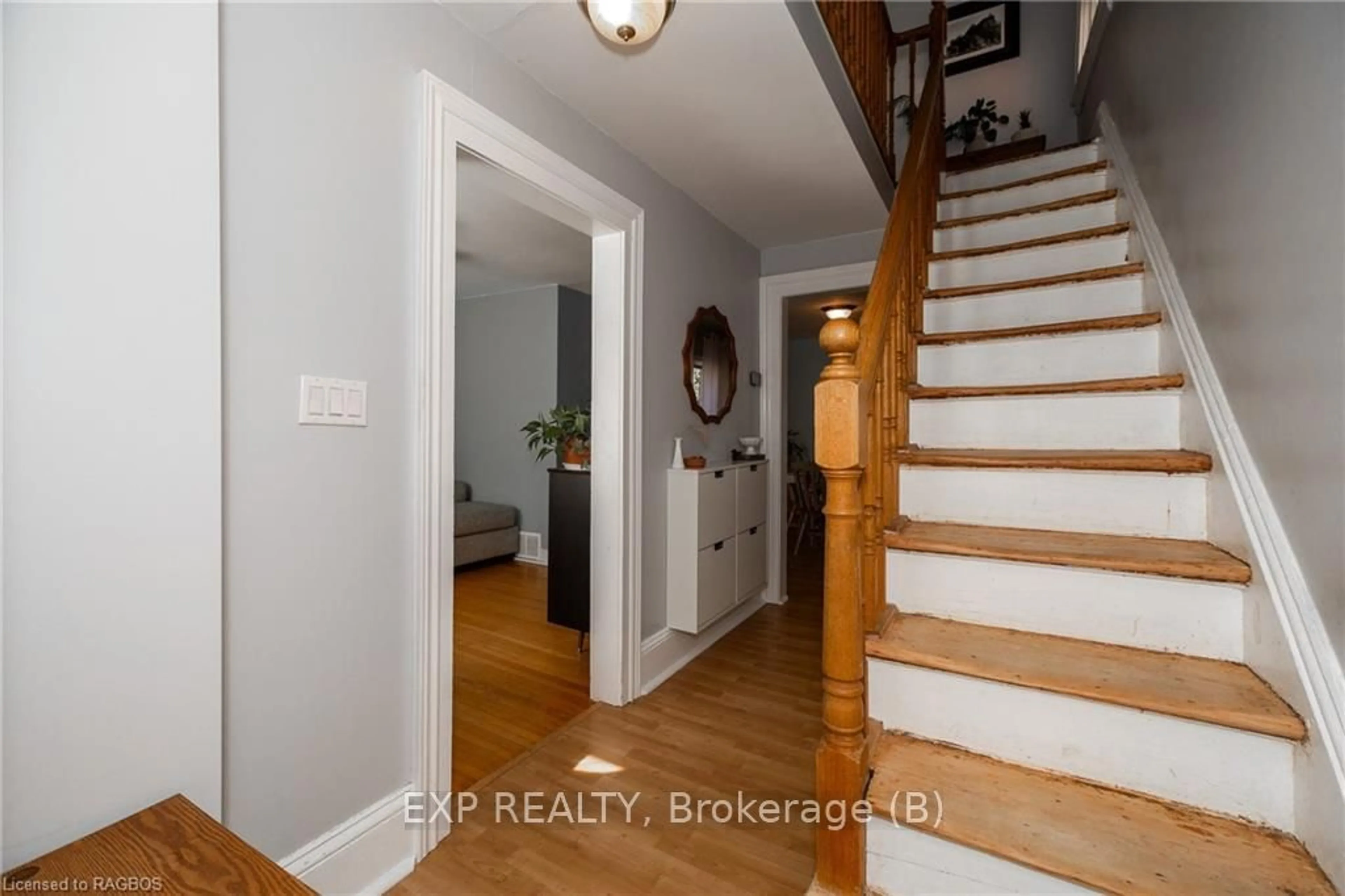 Indoor entryway, wood floors for 780 5TH Ave, Owen Sound Ontario N4K 2R6