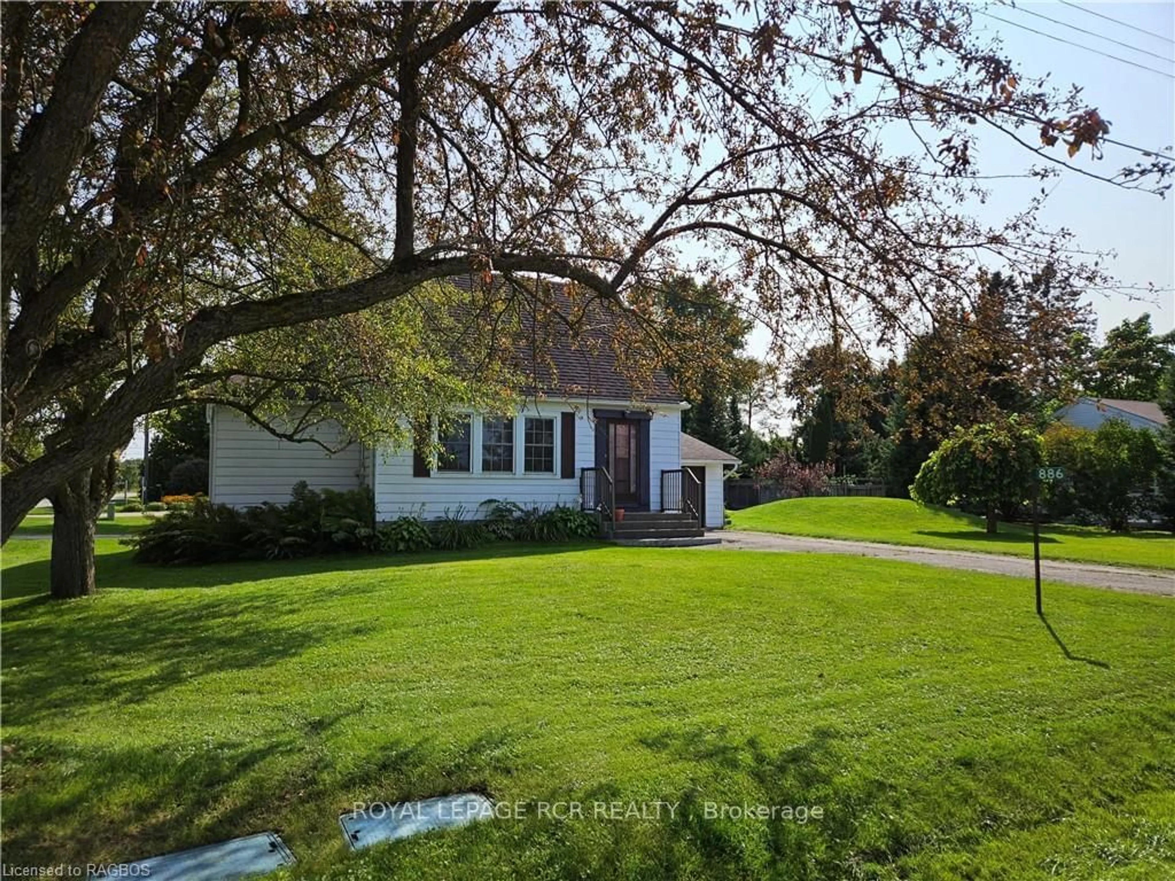 Frontside or backside of a home, cottage for 886 16TH St, Georgian Bluffs Ontario N4K 6V5