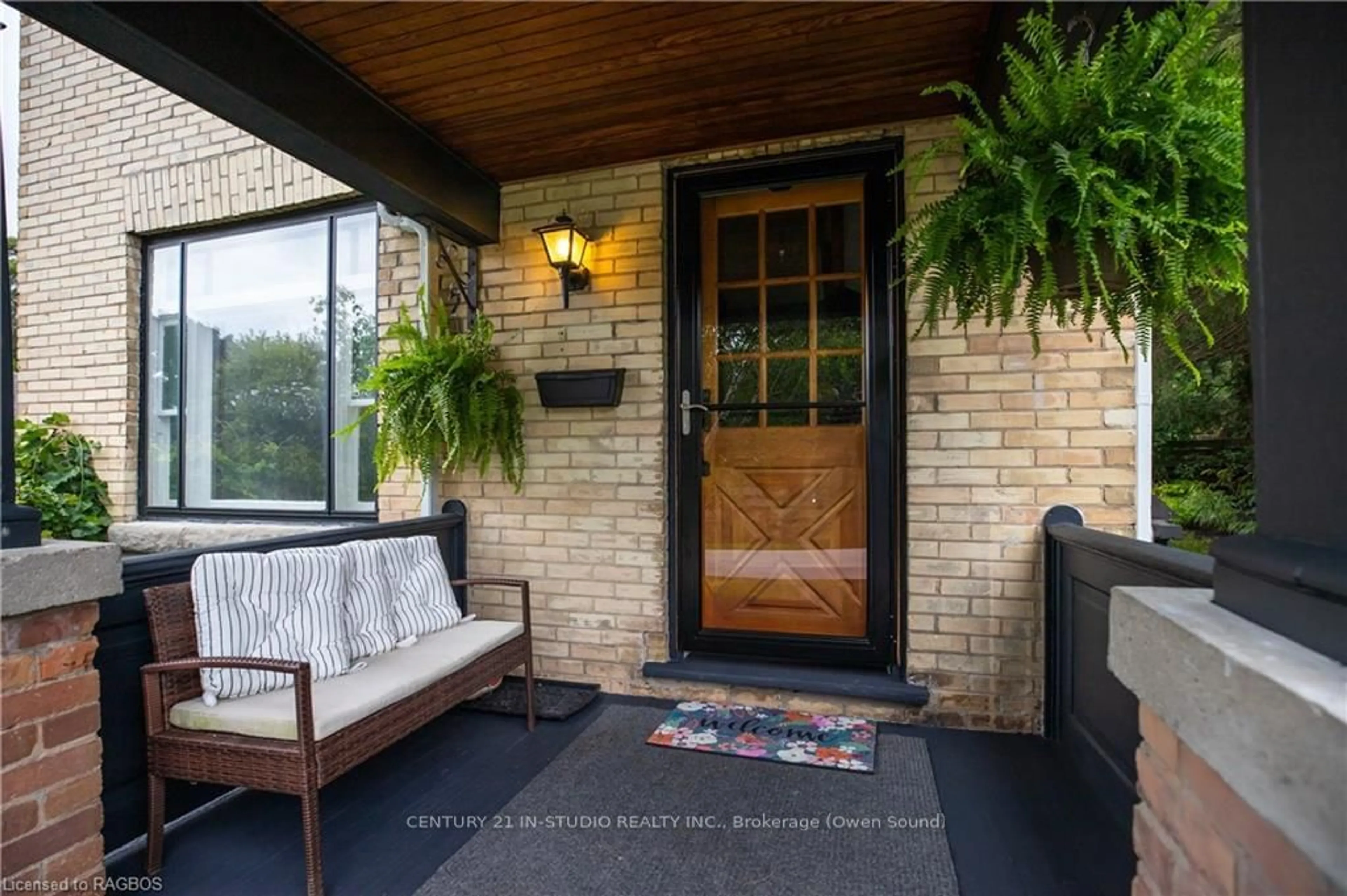 Indoor entryway, wood floors for 1588 5TH, Owen Sound Ontario N4K 5B5