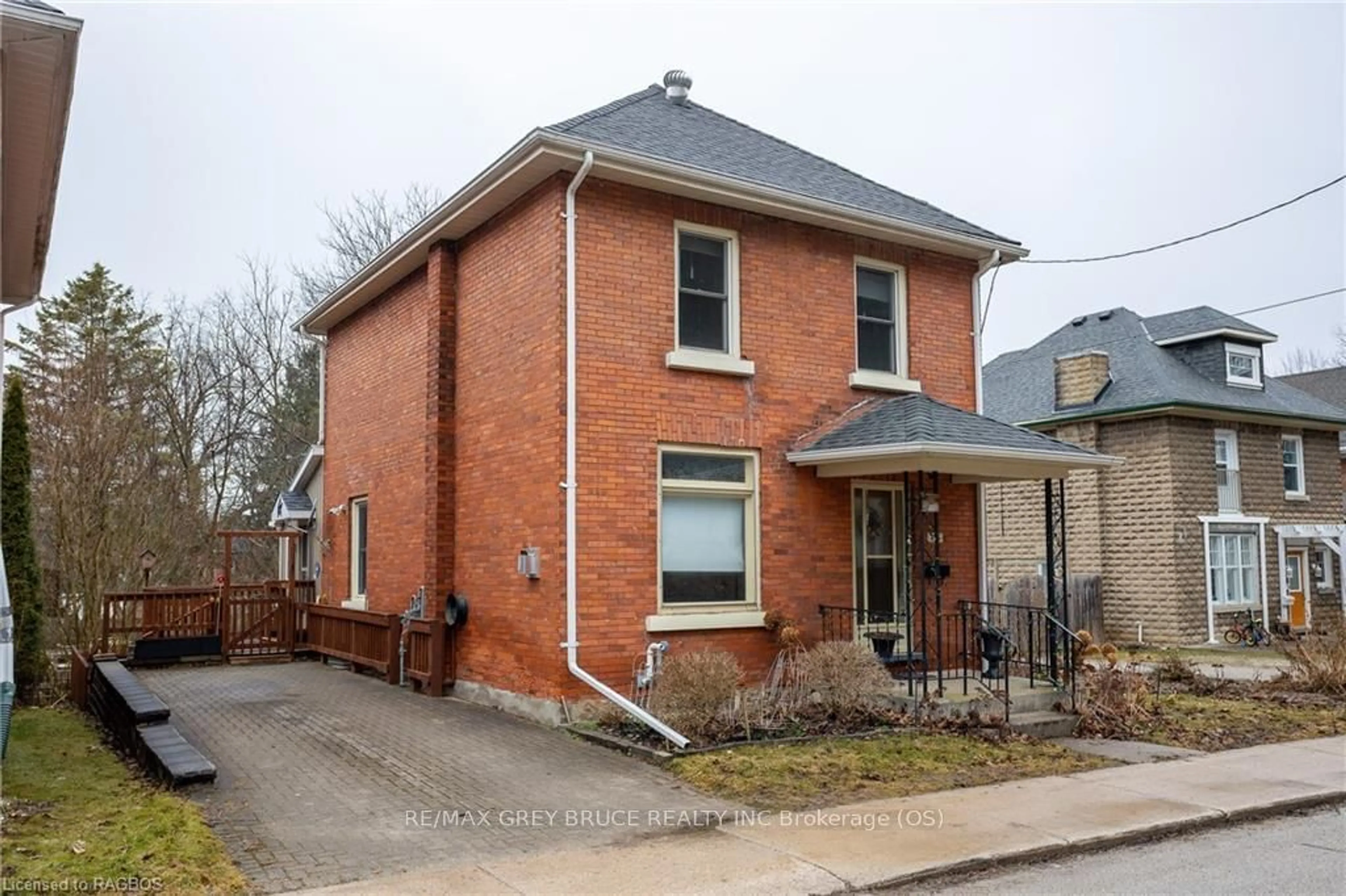 A pic from exterior of the house or condo, the front or back of building for 716 5TH Ave, Owen Sound Ontario N4K 2R6