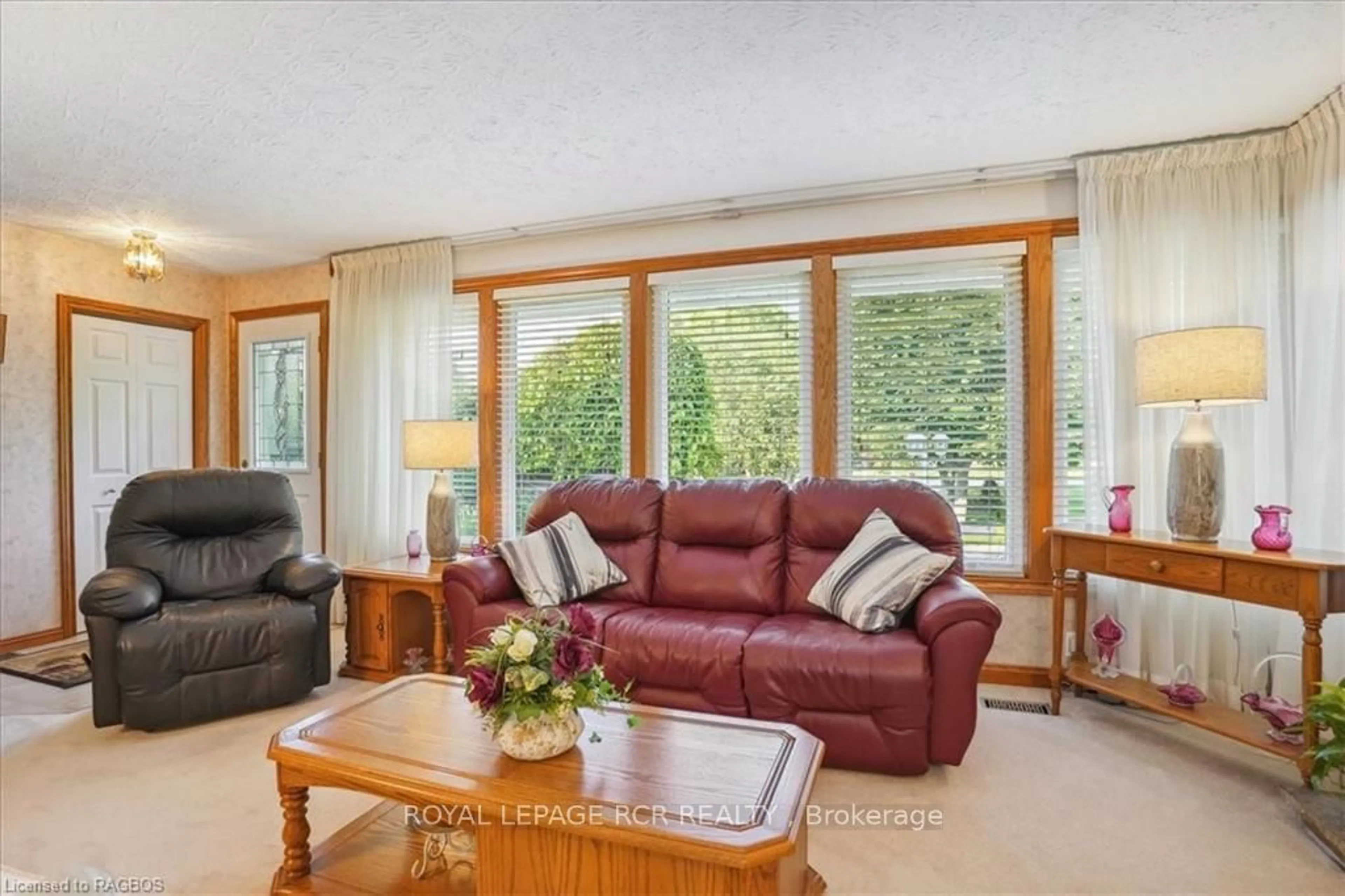 Living room, wood floors for 318106 HIGHWAY 6 & 10, Georgian Bluffs Ontario N4K 5N6