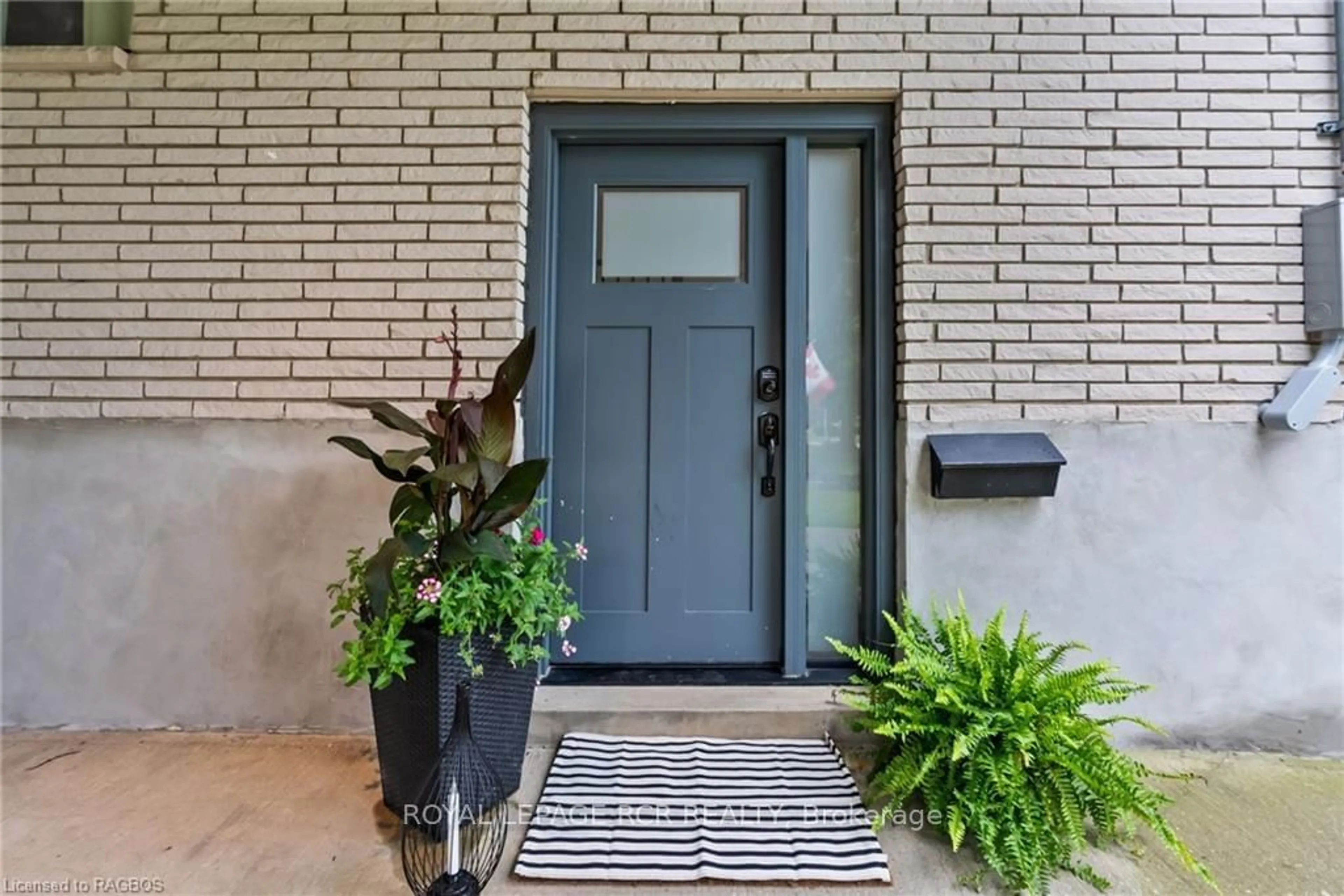 Indoor entryway, cement floor for 227 12TH Ave, Hanover Ontario N4N 2T1